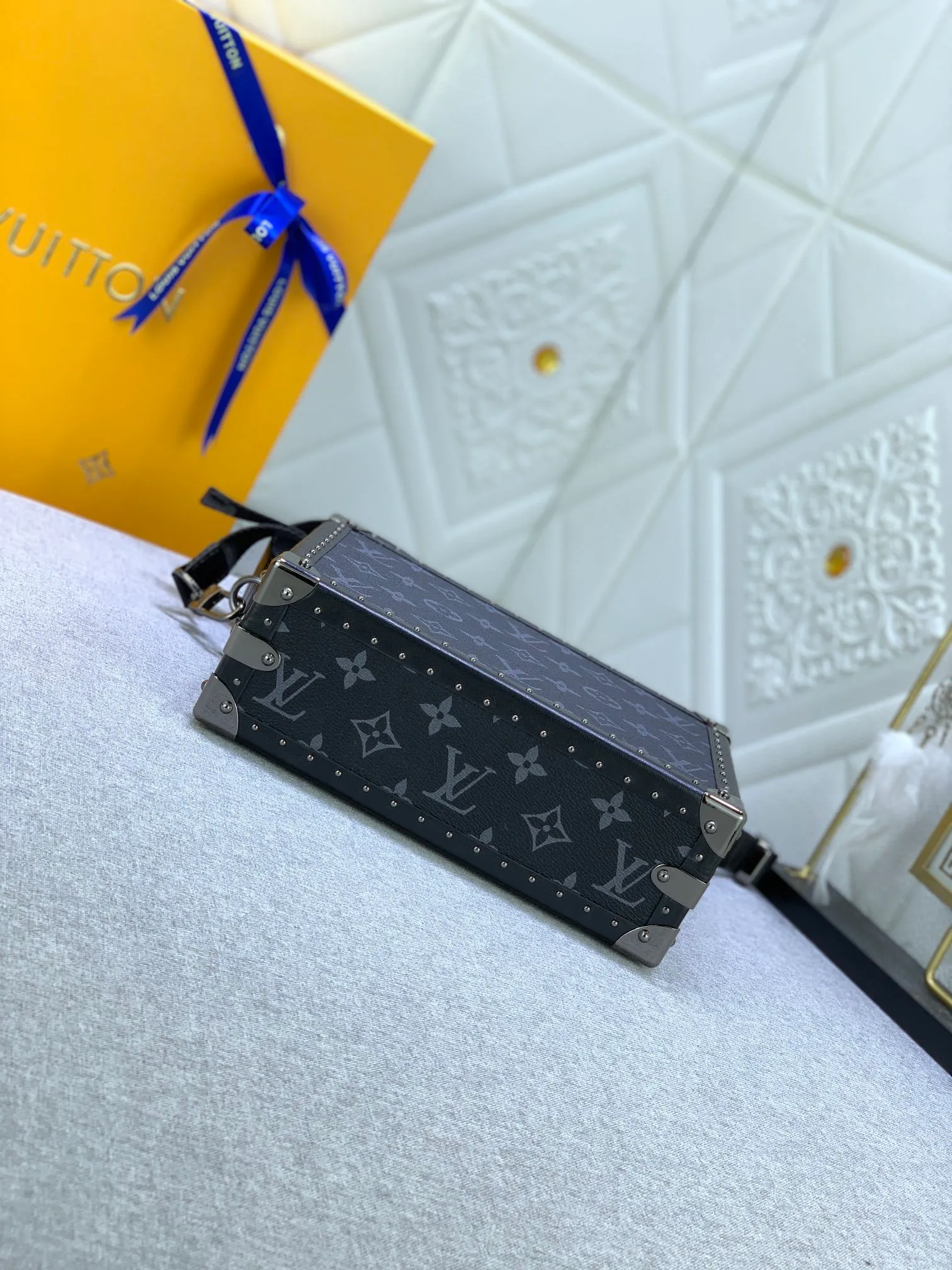 All Categories Official Website "Brand Women's Bags" Women's Bags 💙 LV Upgraded Original 2019 Spring and Summer Show New Small Luggage The design is inspired by small suitcases. The square shape, exquisite workmanship and personalized design can stand the test of time. Unisex style. Fully hand-nailed. Solid wood base. Full steel hardware. Lambskin lining. Can be worn cross-body. Adjustable shoulder straps.