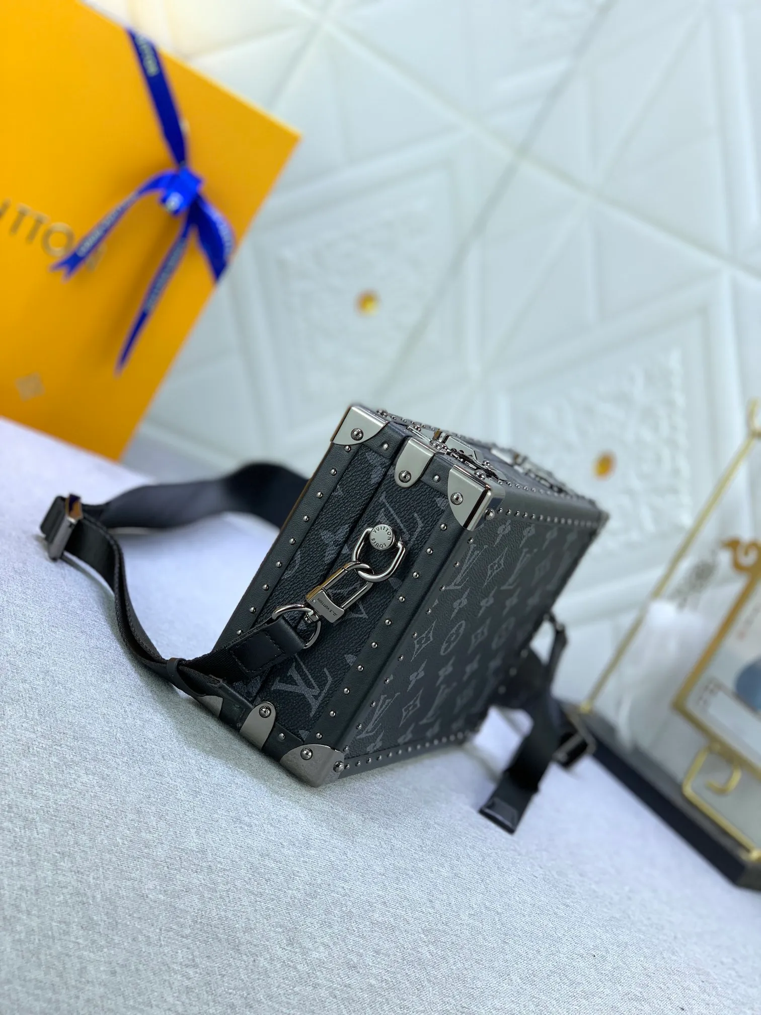 All Categories Official Website "Brand Women's Bags" Women's Bags 💙 LV Upgraded Original 2019 Spring and Summer Show New Small Luggage The design is inspired by small suitcases. The square shape, exquisite workmanship and personalized design can stand the test of time. Unisex style. Fully hand-nailed. Solid wood base. Full steel hardware. Lambskin lining. Can be worn cross-body. Adjustable shoulder straps.