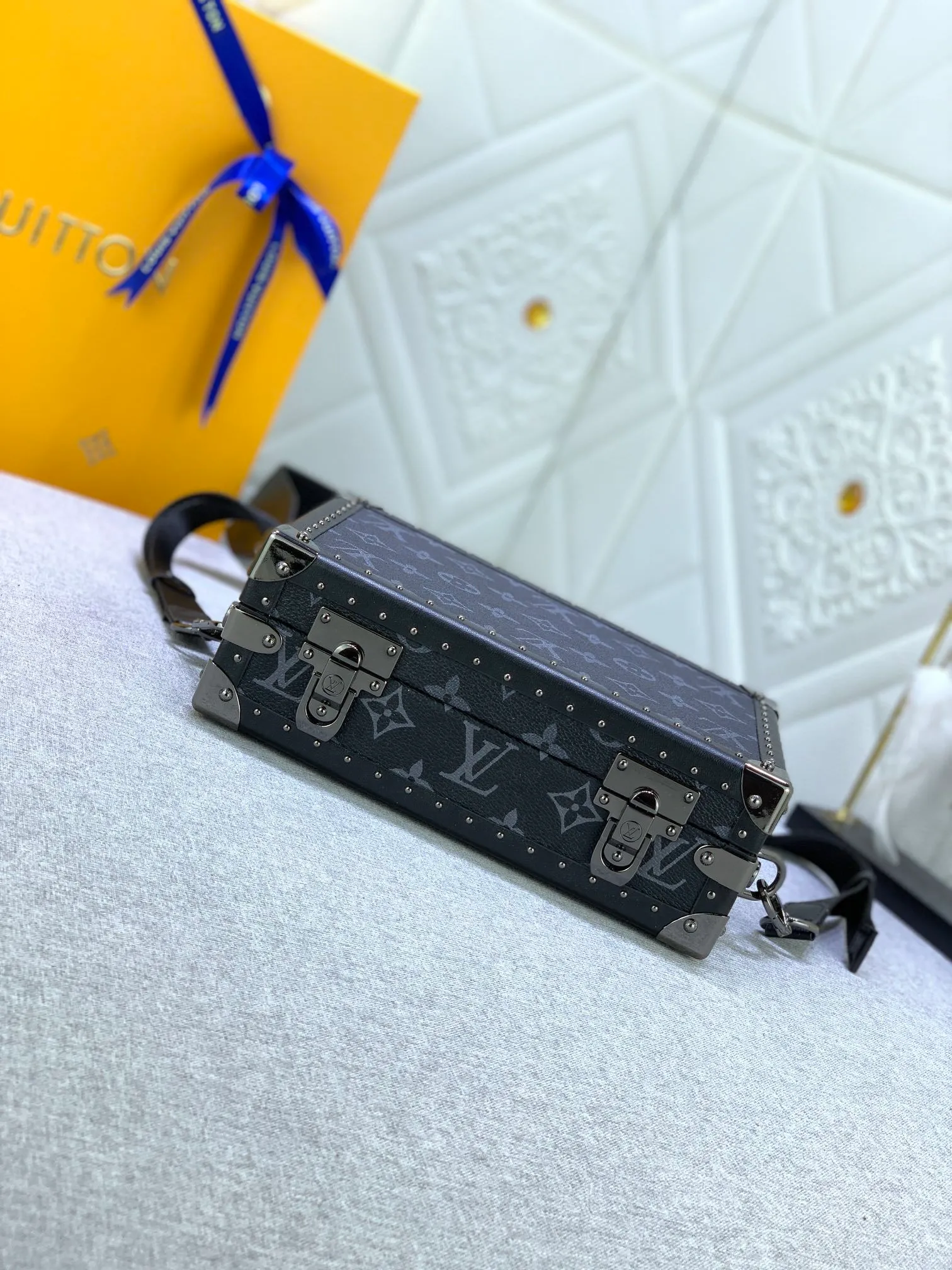 All Categories Official Website "Brand Women's Bags" Women's Bags 💙 LV Upgraded Original 2019 Spring and Summer Show New Small Luggage The design is inspired by small suitcases. The square shape, exquisite workmanship and personalized design can stand the test of time. Unisex style. Fully hand-nailed. Solid wood base. Full steel hardware. Lambskin lining. Can be worn cross-body. Adjustable shoulder straps.