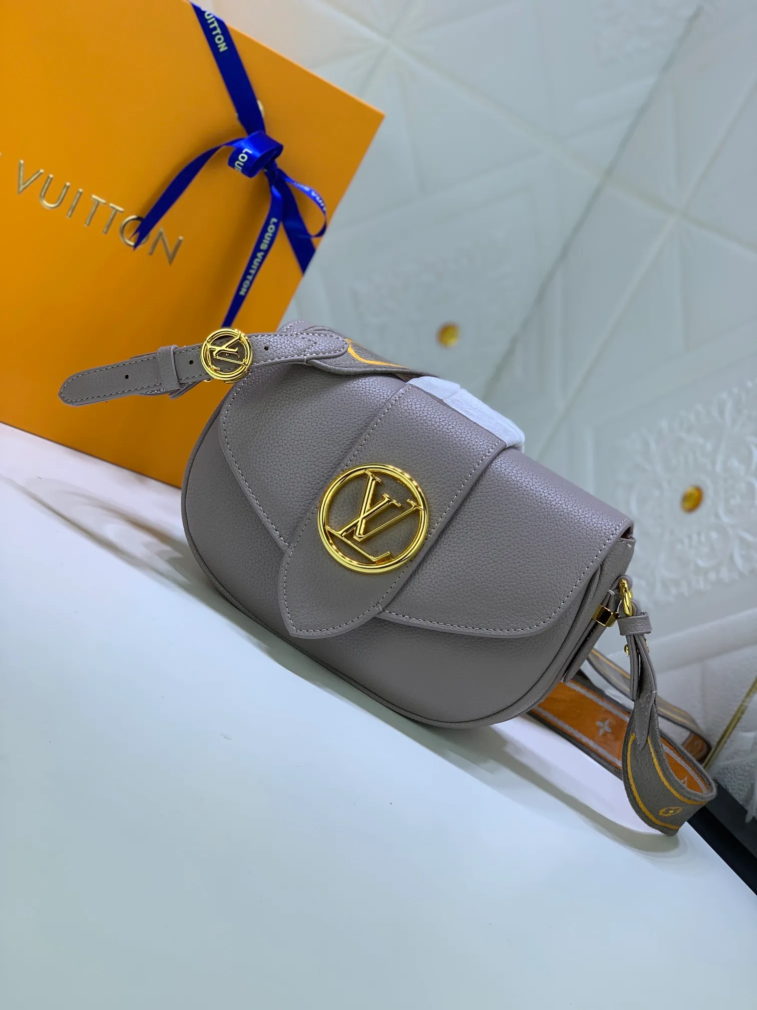 All Categories Official Website "Brand Women's Bags" Women's Bags 💙 LV Pont9 pebbled messenger bag LV PONT 9 SOF, injects an elegant atmosphere with the LV Circle logo derived from the brand archives. Monogram flower clusters are hidden under the flap, and Monogram flowers bloom on the shoulder straps. Medium size 25x17.5