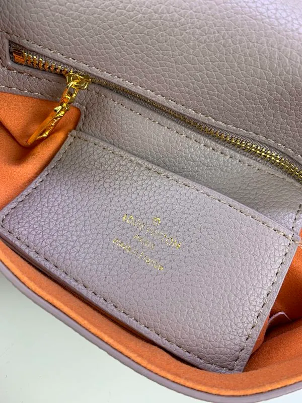 All Categories Official Website "Brand Women's Bags" Women's Bags 💙 LV Pont9 pebbled messenger bag LV PONT 9 SOF, injects an elegant atmosphere with the LV Circle logo derived from the brand archives. Monogram flower clusters are hidden under the flap, and Monogram flowers bloom on the shoulder straps. Medium size 25x17.5