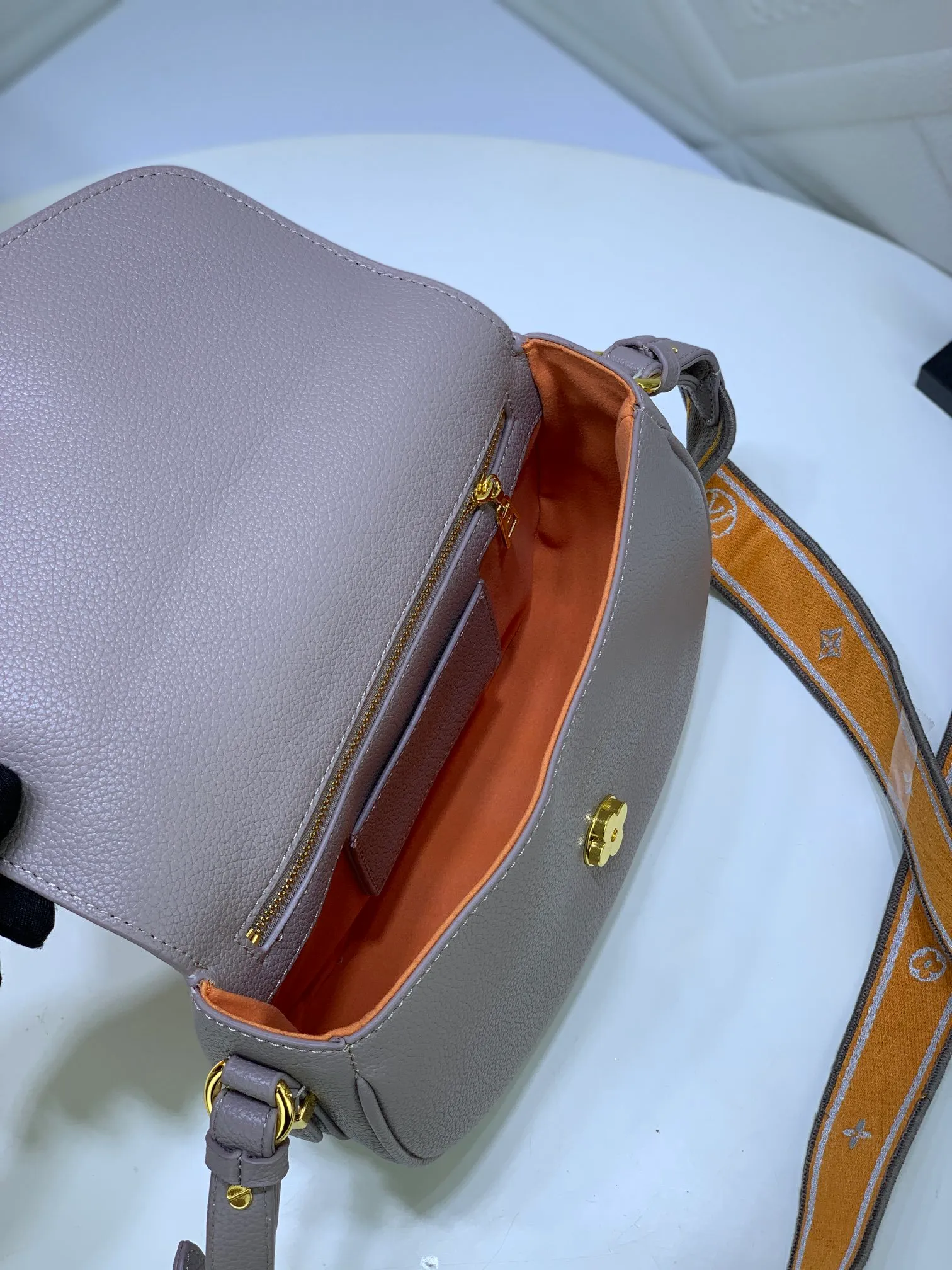 All Categories Official Website "Brand Women's Bags" Women's Bags 💙 LV Pont9 pebbled messenger bag LV PONT 9 SOF, injects an elegant atmosphere with the LV Circle logo derived from the brand archives. Monogram flower clusters are hidden under the flap, and Monogram flowers bloom on the shoulder straps. Medium size 25x17.5
