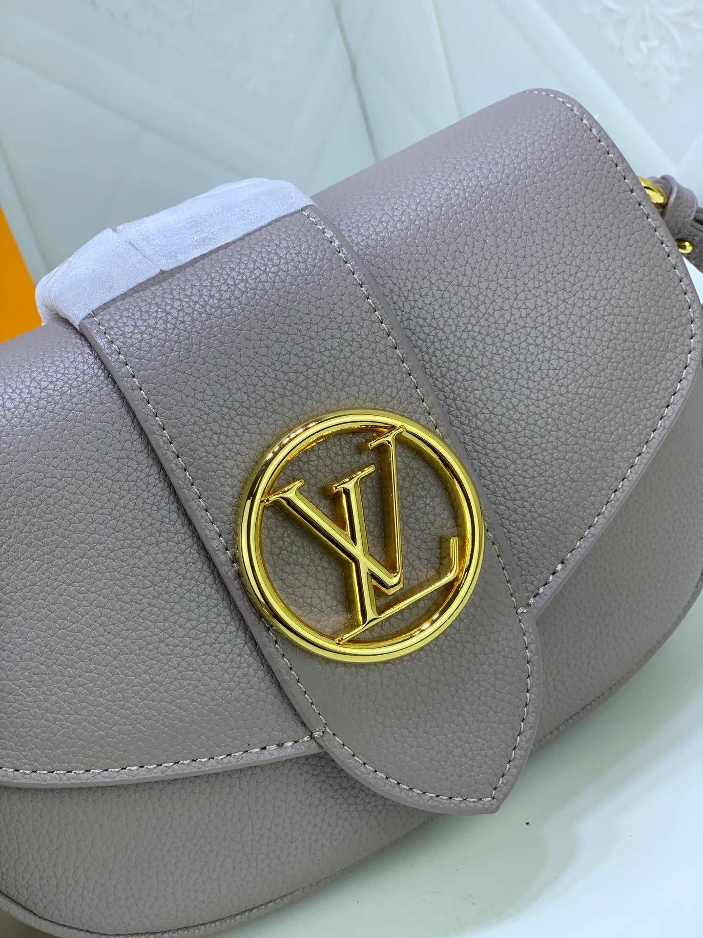 All Categories Official Website "Brand Women's Bags" Women's Bags 💙 LV Pont9 pebbled messenger bag LV PONT 9 SOF, injects an elegant atmosphere with the LV Circle logo derived from the brand archives. Monogram flower clusters are hidden under the flap, and Monogram flowers bloom on the shoulder straps. Medium size 25x17.5