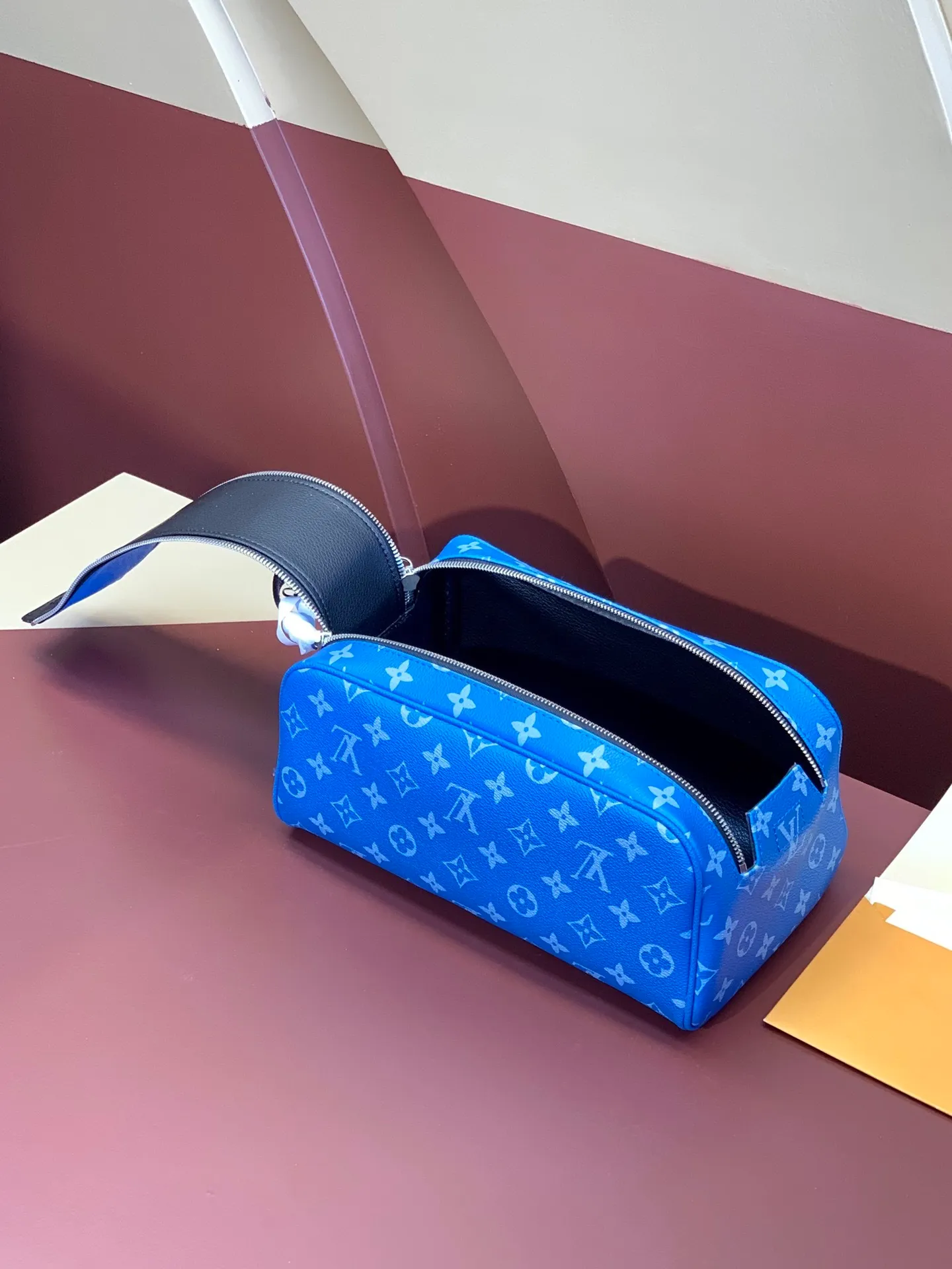 All categories Official website "Brand Women's Bags" Women's Bags 💙 LV 2025 new LV toiletry bag