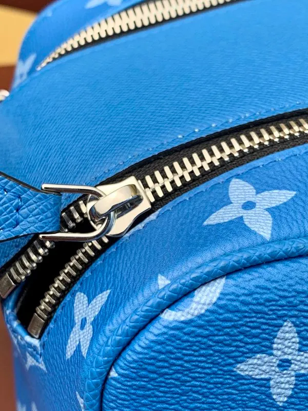 All categories Official website "Brand Women's Bags" Women's Bags 💙 LV 2025 new LV toiletry bag