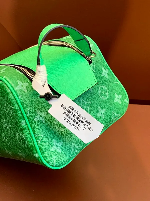 All categories Official website "Brand Women's Bags" Women's Bags 💙 LV 2025 new LV toiletry bag