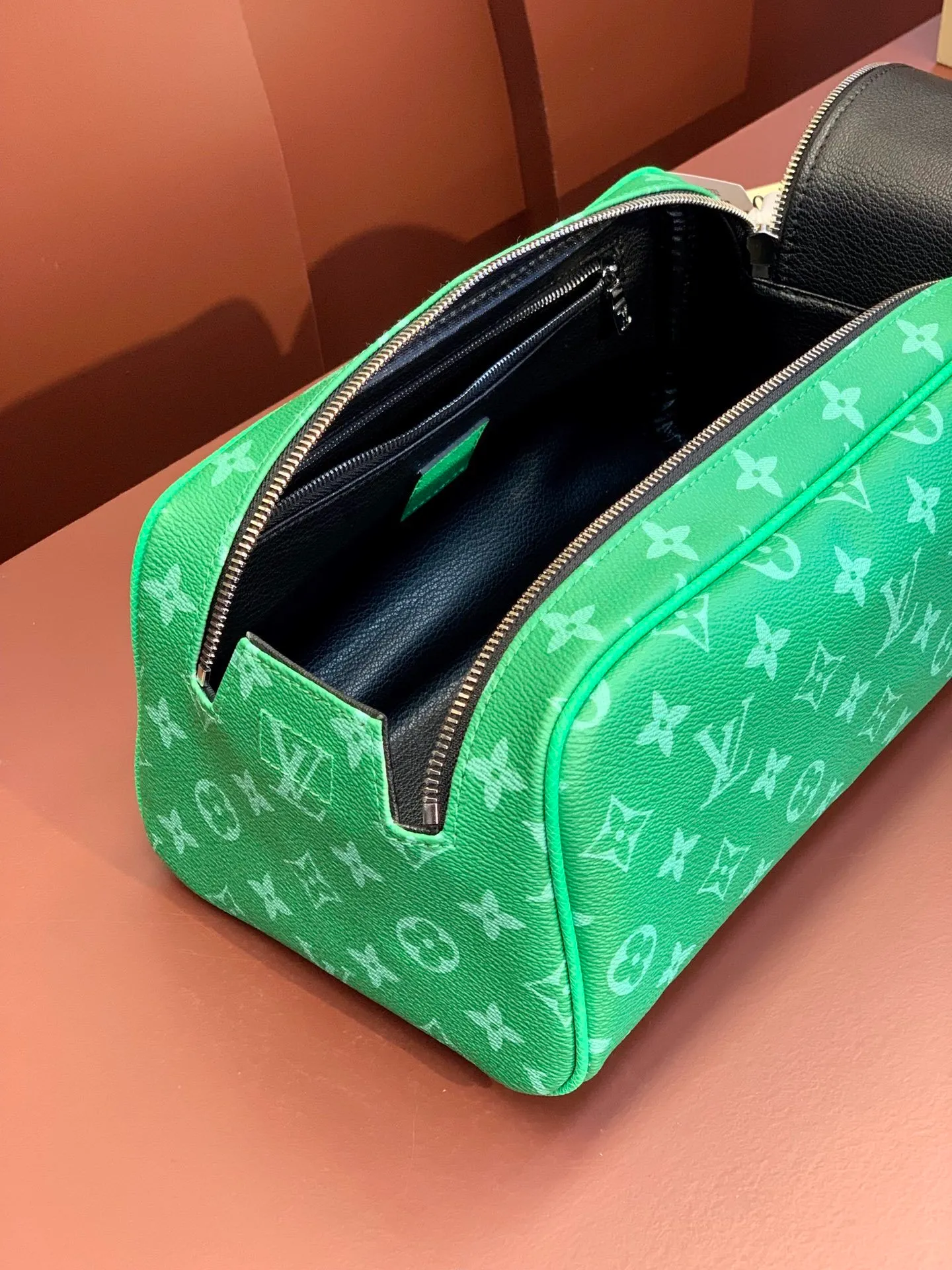 All categories Official website "Brand Women's Bags" Women's Bags 💙 LV 2025 new LV toiletry bag