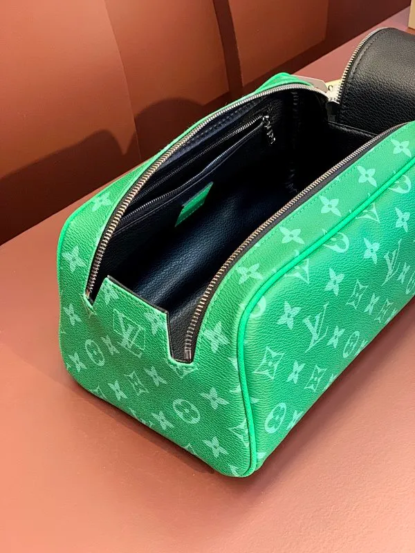 All categories Official website "Brand Women's Bags" Women's Bags 💙 LV 2025 new LV toiletry bag