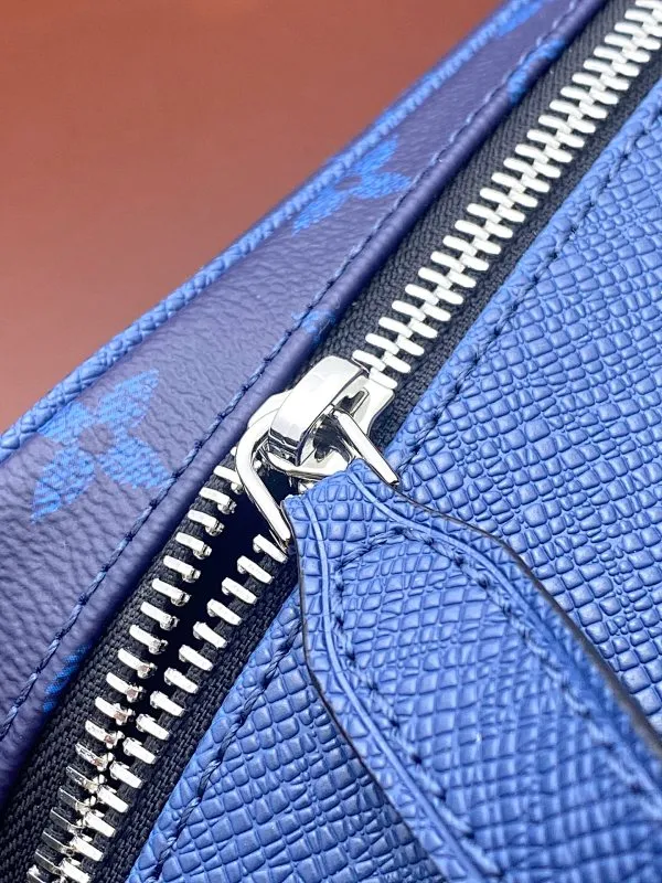 All categories Official website "Brand Women's Bags" Women's Bags 💙 LV 2025 new LV toiletry bag