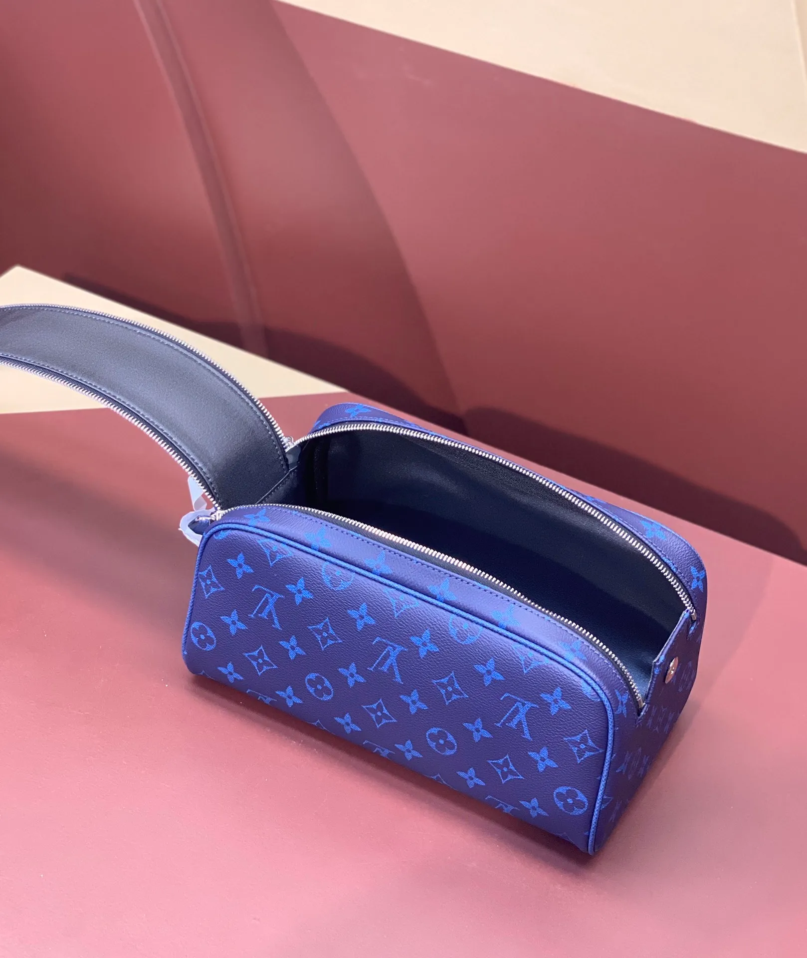 All categories Official website "Brand Women's Bags" Women's Bags 💙 LV 2025 new LV toiletry bag