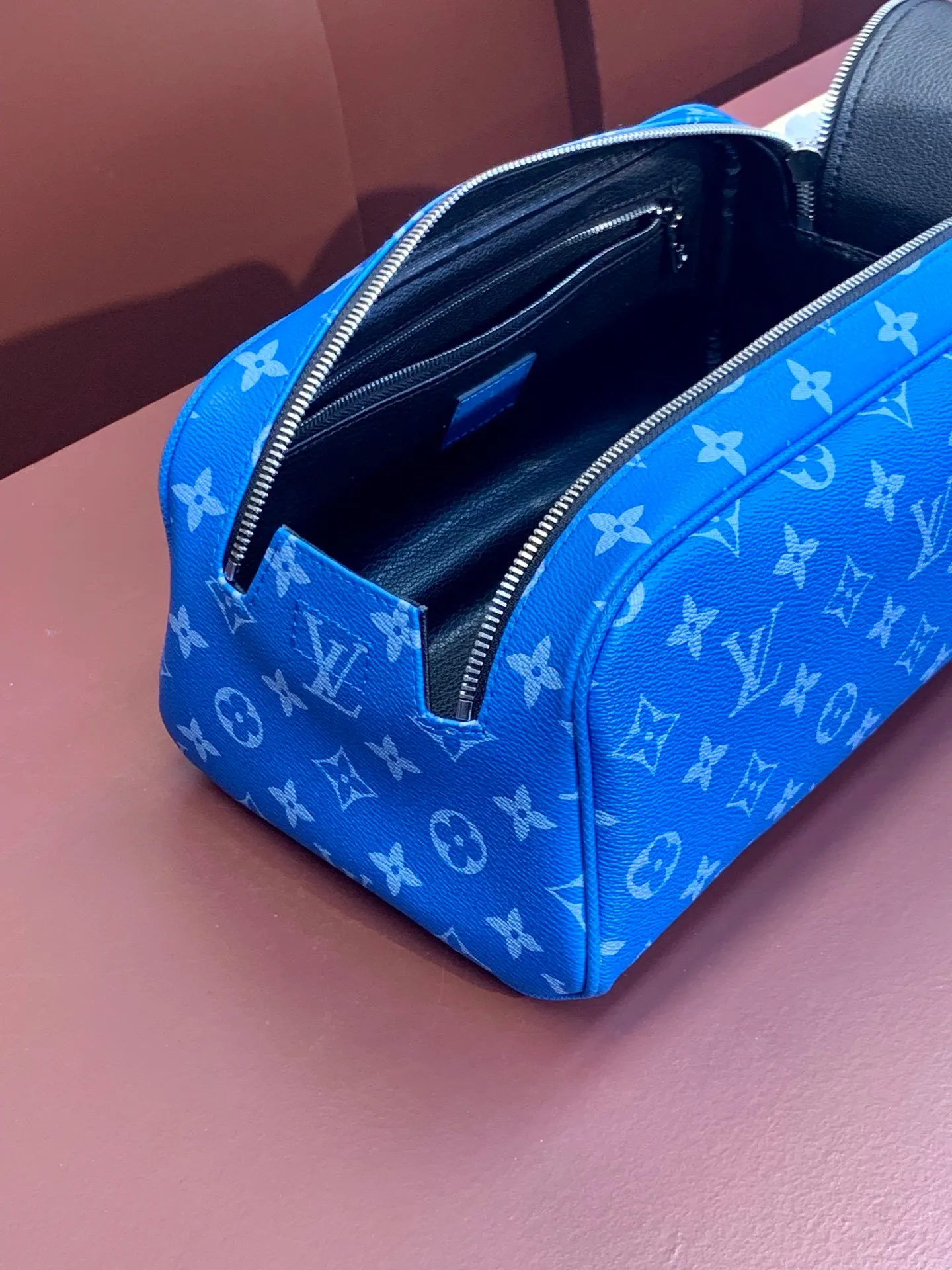 All categories Official website "Brand Women's Bags" Women's Bags 💙 LV 2025 new LV toiletry bag