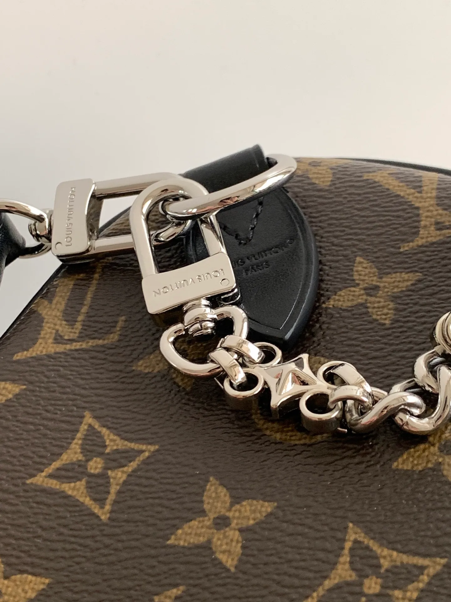 All categories Official website "Brand Women's Bags" Women's Bags 💙 LV 2026 new LV hand-held crossbody bag