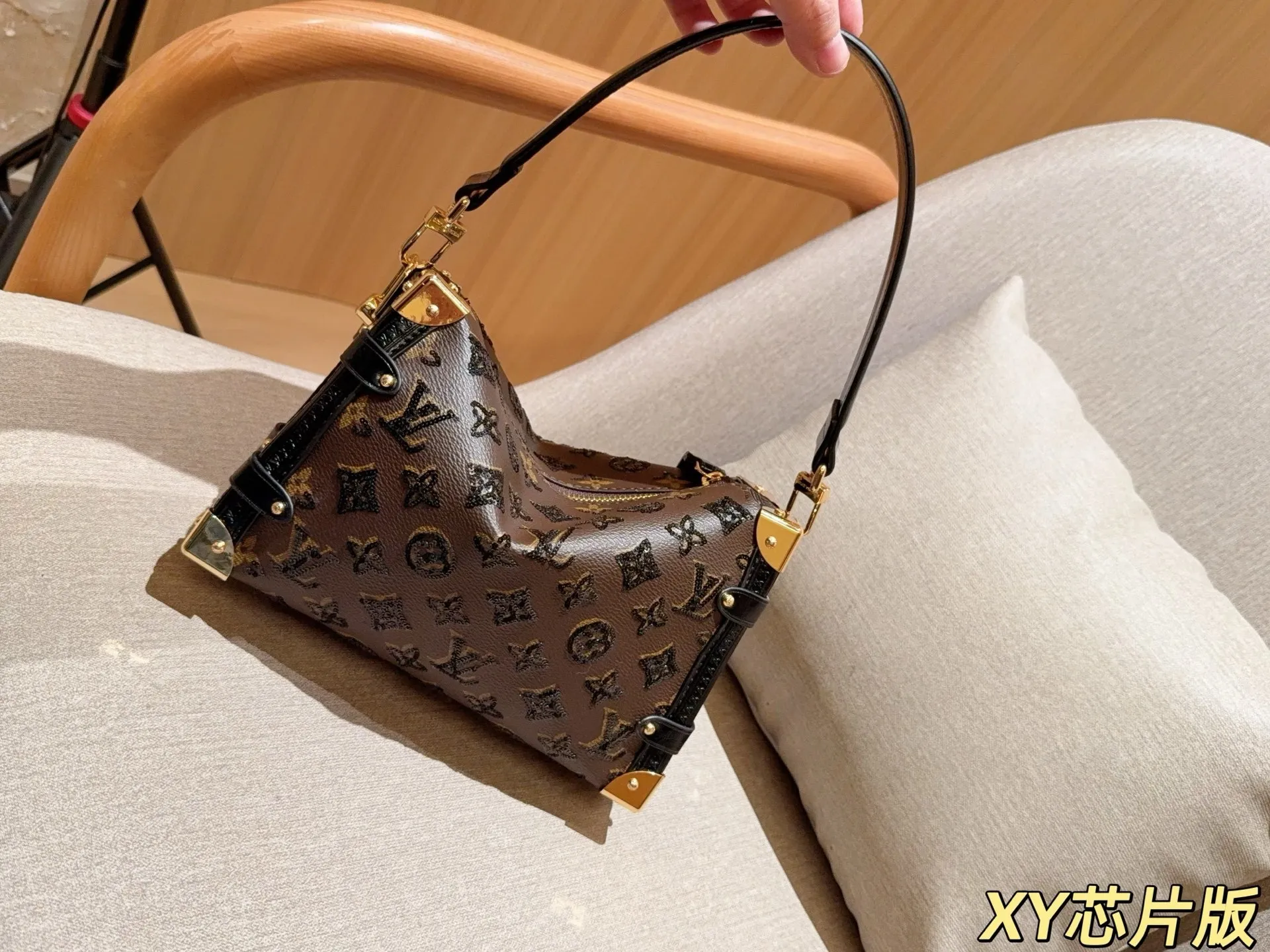 All categories Official website "Brand Women's Bags" Women's Bags 💙 LV 2025 new LV armpit bag