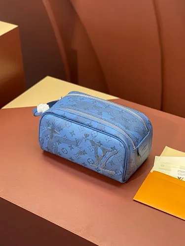 All categories Official website "Brand Women's Bags" Women's Bags 💙 LV 2025 new LV toiletry bag