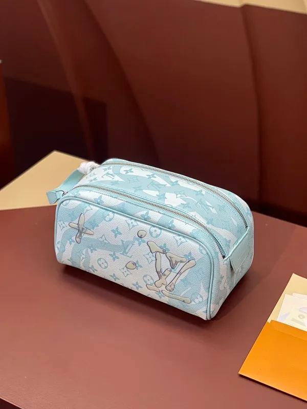 All categories Official website "Brand Women's Bags" Women's Bags 💙 LV 2025 new LV toiletry bag