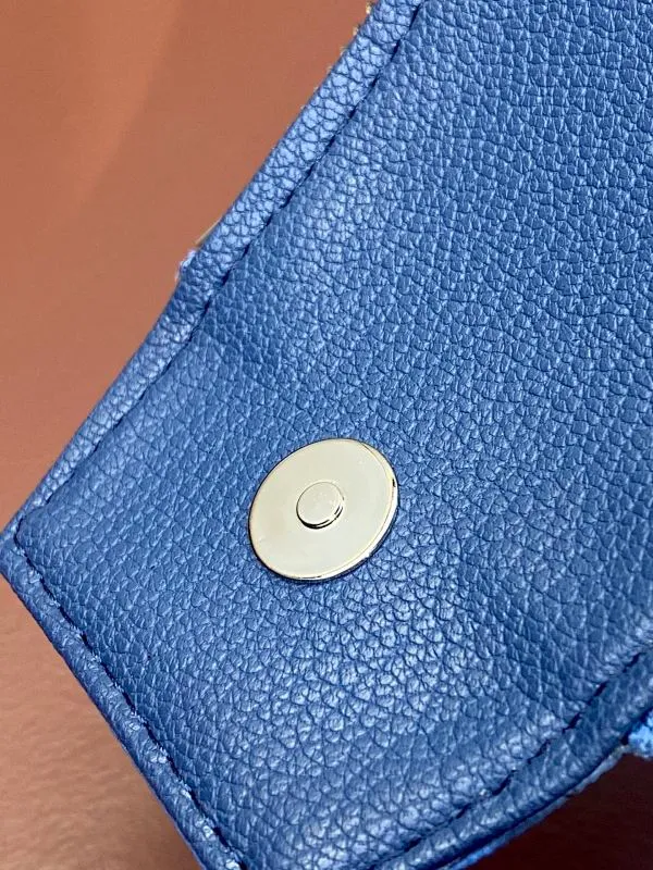 All categories Official website "Brand Women's Bags" Women's Bags 💙 LV 2025 new LV toiletry bag