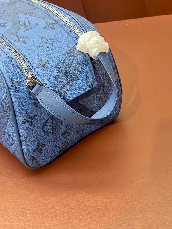 All categories Official website "Brand Women's Bags" Women's Bags 💙 LV 2025 new LV toiletry bag