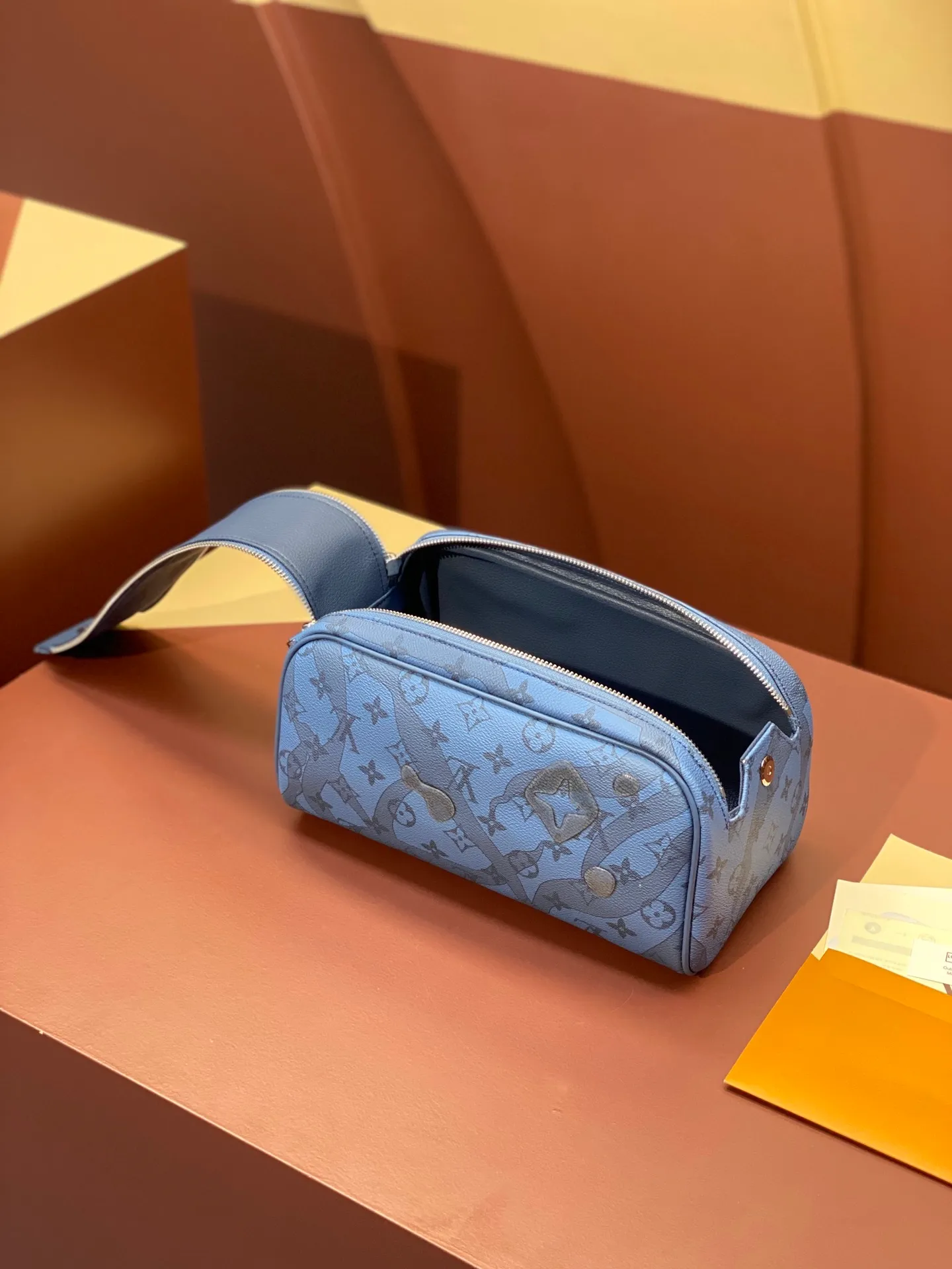All categories Official website "Brand Women's Bags" Women's Bags 💙 LV 2025 new LV toiletry bag