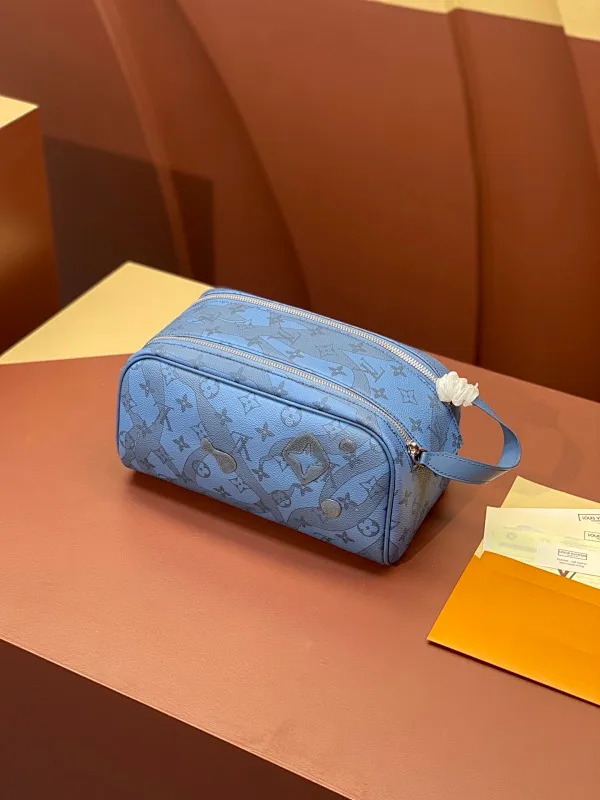 All categories Official website "Brand Women's Bags" Women's Bags 💙 LV 2025 new LV toiletry bag