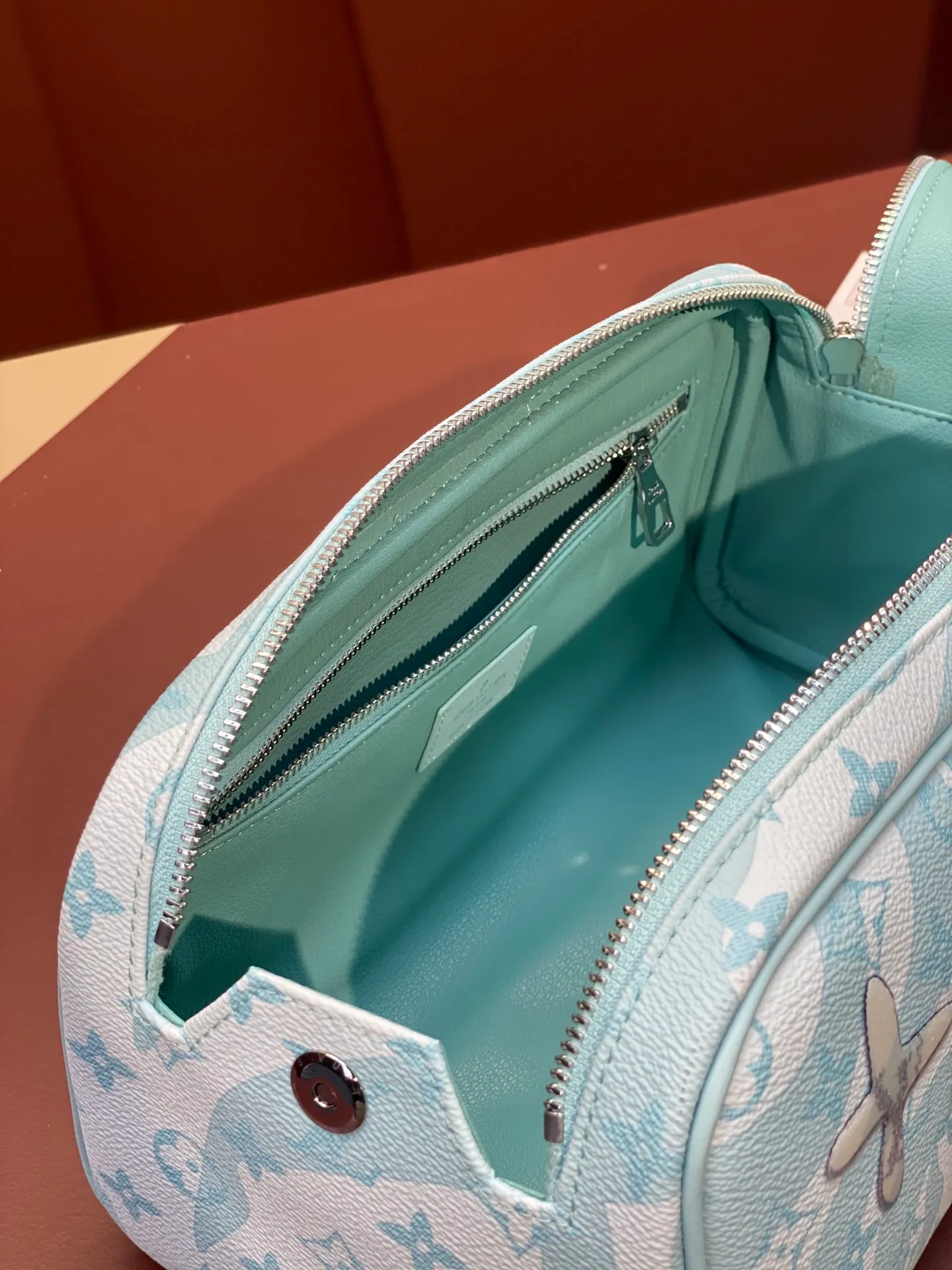All categories Official website "Brand Women's Bags" Women's Bags 💙 LV 2025 new LV toiletry bag