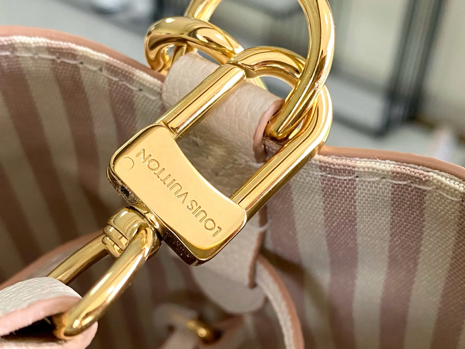 All Categories 💚 Authentic Grade Bags 💚 LV 2026 New LV Top Replica Crossbody Shoulder Bag