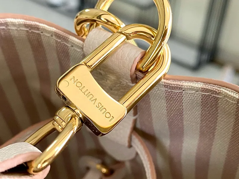 All Categories 💚 Authentic Grade Bags 💚 LV 2026 New LV Top Replica Crossbody Shoulder Bag