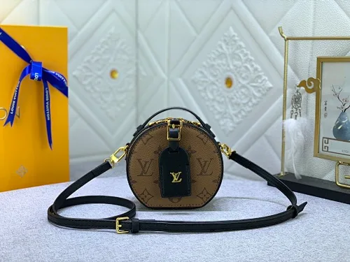 All Categories Official Website "Brand Women's Bags" Women's Bags 💙 LV MMmini Boite Chapeau handbag is made of Monogram coated canvas and decorated with Malletage quilted lining, paying tribute to the brand's traditional details. The zip opens to reveal a sophisticated interior with a large accordion compartment. Detachable shoulder strap allows for a shoulder-wearing experience. size