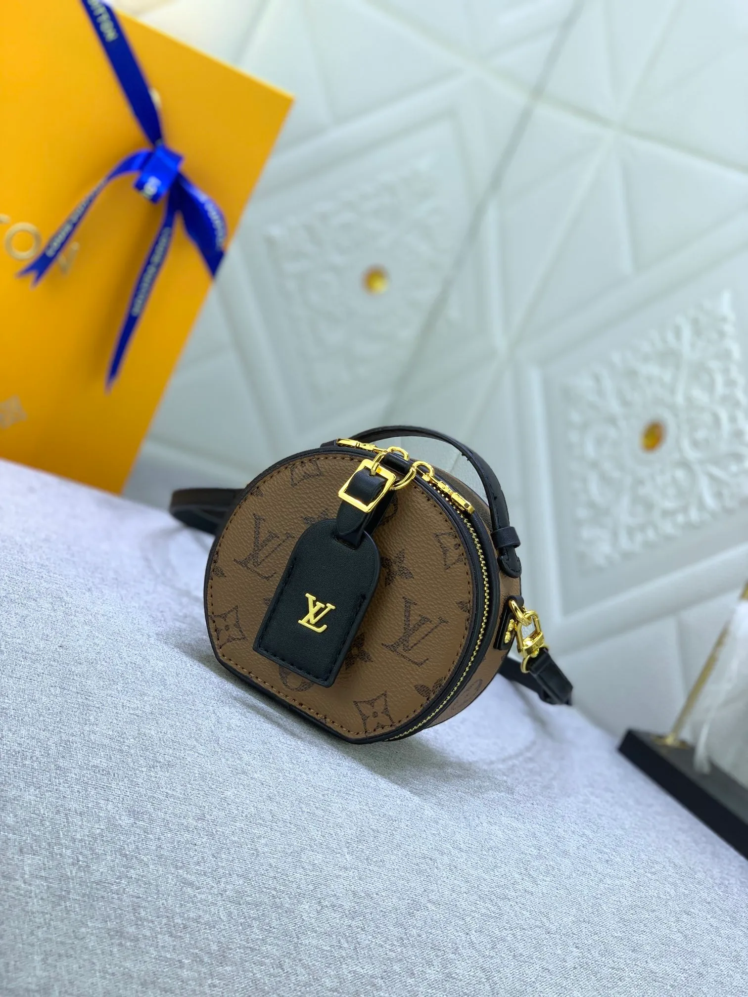 All Categories Official Website "Brand Women's Bags" Women's Bags 💙 LV MMmini Boite Chapeau handbag is made of Monogram coated canvas and decorated with Malletage quilted lining, paying tribute to the brand's traditional details. The zip opens to reveal a sophisticated interior with a large accordion compartment. Detachable shoulder strap allows for a shoulder-wearing experience. size