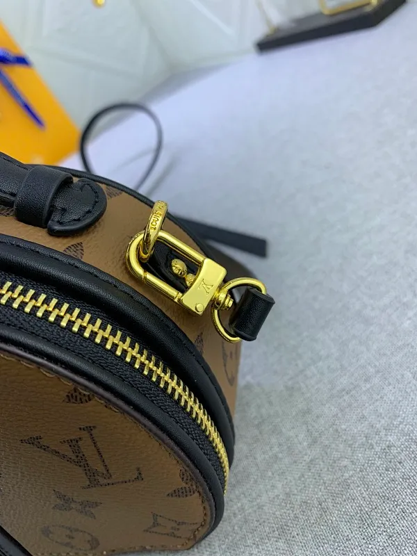 All Categories Official Website "Brand Women's Bags" Women's Bags 💙 LV MMmini Boite Chapeau handbag is made of Monogram coated canvas and decorated with Malletage quilted lining, paying tribute to the brand's traditional details. The zip opens to reveal a sophisticated interior with a large accordion compartment. Detachable shoulder strap allows for a shoulder-wearing experience. size