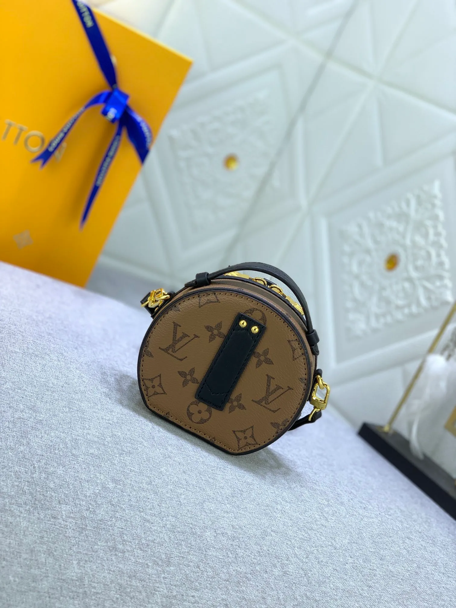 All Categories Official Website "Brand Women's Bags" Women's Bags 💙 LV MMmini Boite Chapeau handbag is made of Monogram coated canvas and decorated with Malletage quilted lining, paying tribute to the brand's traditional details. The zip opens to reveal a sophisticated interior with a large accordion compartment. Detachable shoulder strap allows for a shoulder-wearing experience. size