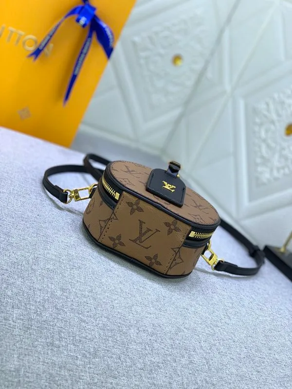 All Categories Official Website "Brand Women's Bags" Women's Bags 💙 LV MMmini Boite Chapeau handbag is made of Monogram coated canvas and decorated with Malletage quilted lining, paying tribute to the brand's traditional details. The zip opens to reveal a sophisticated interior with a large accordion compartment. Detachable shoulder strap allows for a shoulder-wearing experience. size