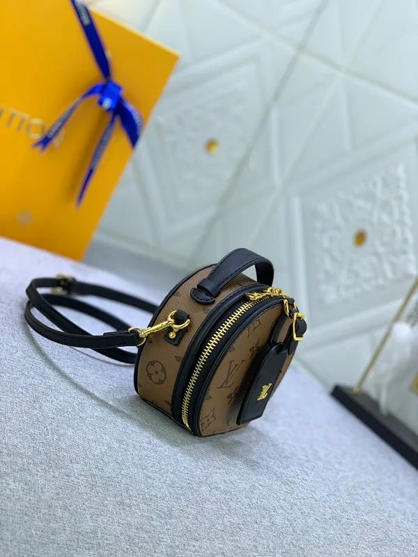 All Categories Official Website "Brand Women's Bags" Women's Bags 💙 LV MMmini Boite Chapeau handbag is made of Monogram coated canvas and decorated with Malletage quilted lining, paying tribute to the brand's traditional details. The zip opens to reveal a sophisticated interior with a large accordion compartment. Detachable shoulder strap allows for a shoulder-wearing experience. size