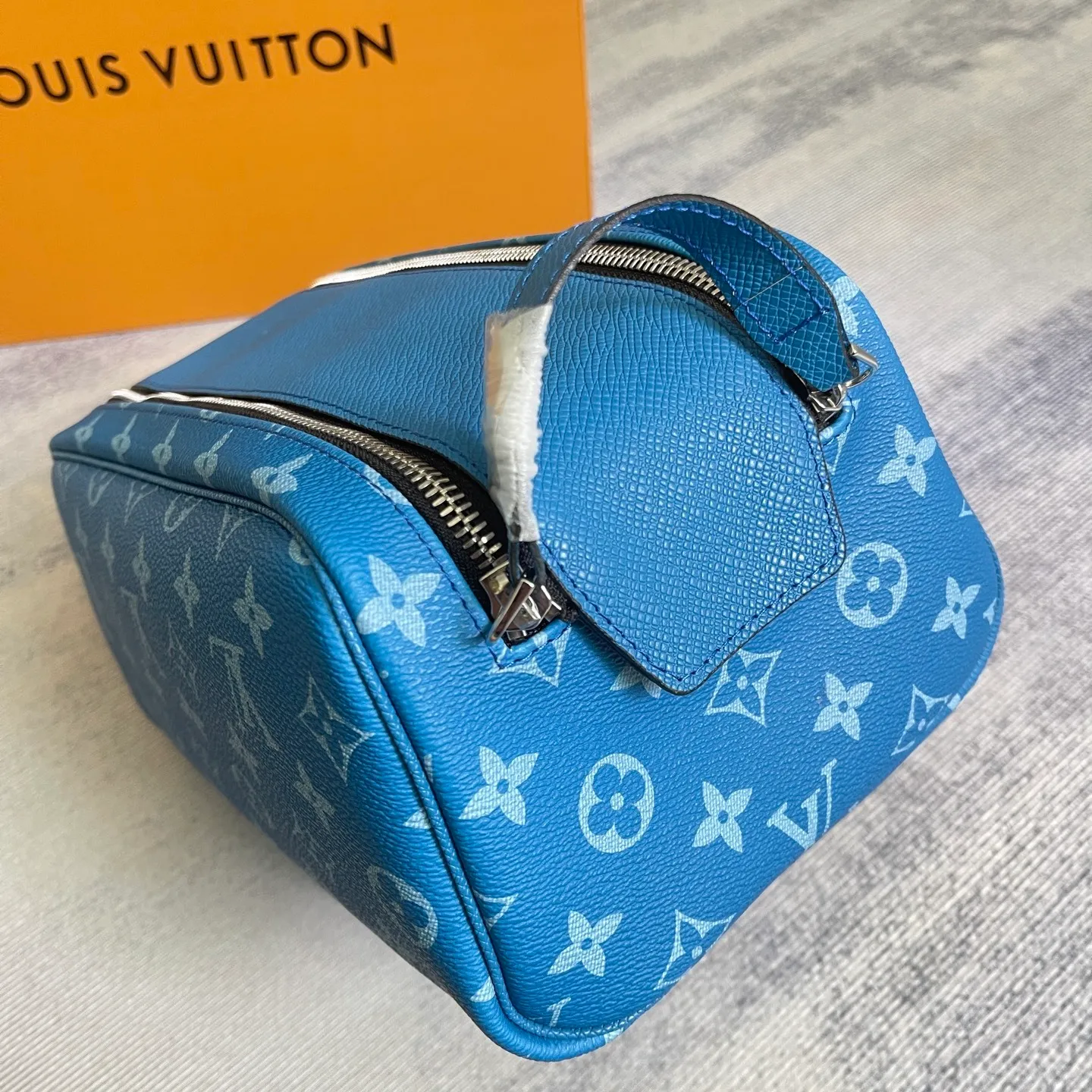 All categories Official website "Brand Women's Bags" Women's Bags 💙 LV 2025 new LV toiletry bag