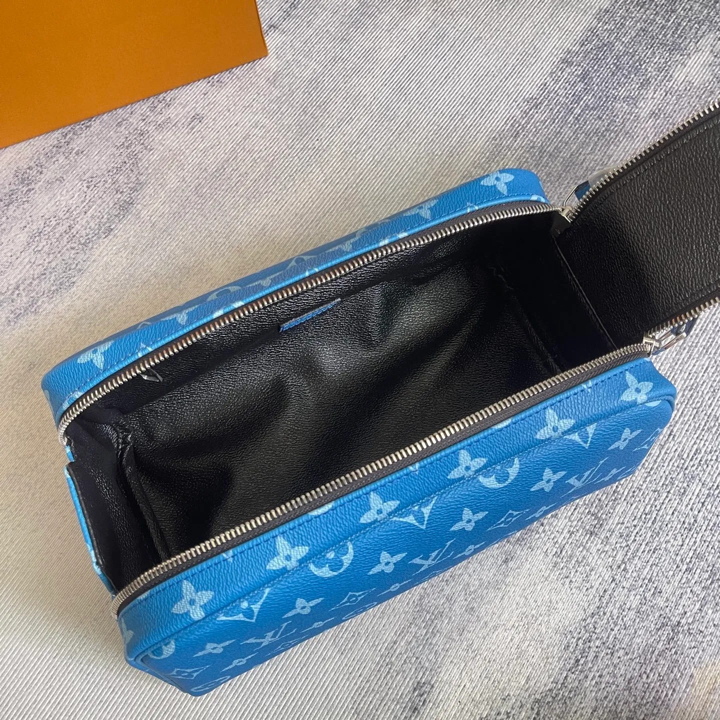 All categories Official website "Brand Women's Bags" Women's Bags 💙 LV 2025 new LV toiletry bag