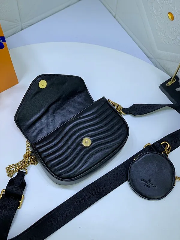 All Categories Official Website "Brand Women's Bags" Women's Bags 💙 LV Upgraded Original Multi Pochette New Wave handbags are made of smooth and soft quilted calf leather, dynamic design, adjustable shoulder straps, distressed gold metal accessories, bronze gold chain inscriptions and striped jacquard shoulder straps, etc. Provide multiple carrying methods, the coin-shaped round bag on the shoulder strap can be