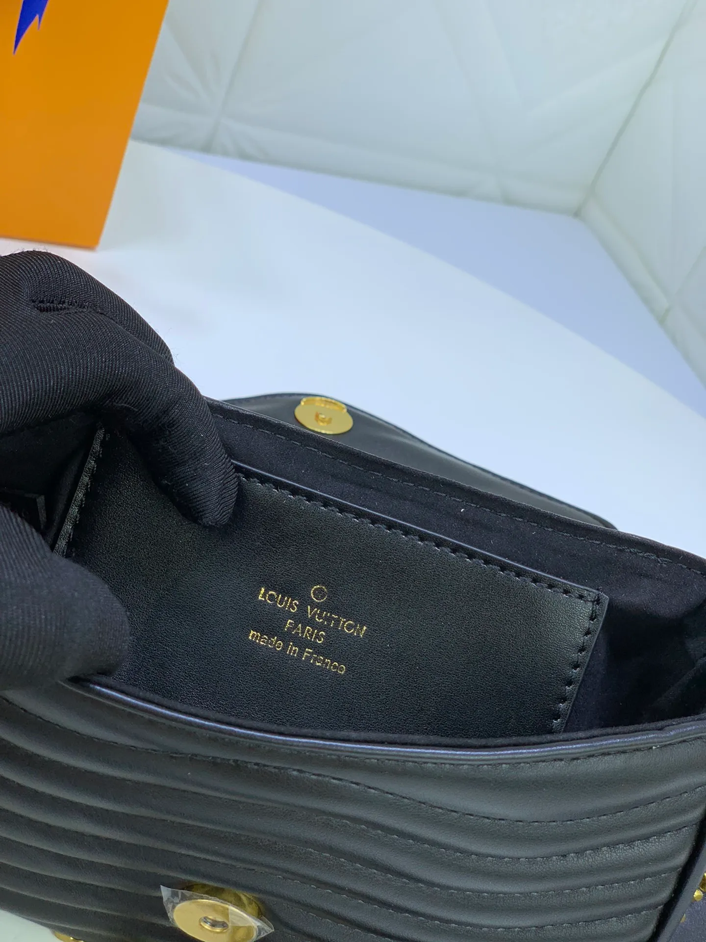 All Categories Official Website "Brand Women's Bags" Women's Bags 💙 LV Upgraded Original Multi Pochette New Wave handbags are made of smooth and soft quilted calf leather, dynamic design, adjustable shoulder straps, distressed gold metal accessories, bronze gold chain inscriptions and striped jacquard shoulder straps, etc. Provide multiple carrying methods, the coin-shaped round bag on the shoulder strap can be
