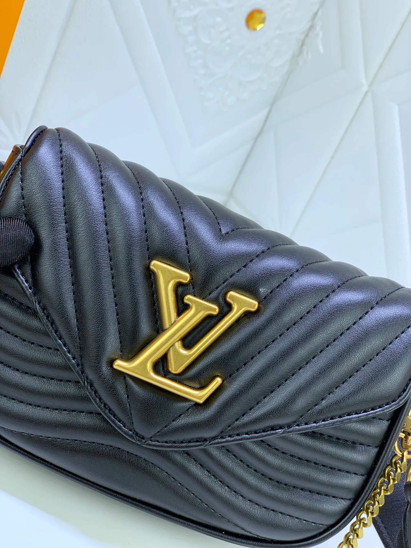 All Categories Official Website "Brand Women's Bags" Women's Bags 💙 LV Upgraded Original Multi Pochette New Wave handbags are made of smooth and soft quilted calf leather, dynamic design, adjustable shoulder straps, distressed gold metal accessories, bronze gold chain inscriptions and striped jacquard shoulder straps, etc. Provide multiple carrying methods, the coin-shaped round bag on the shoulder strap can be