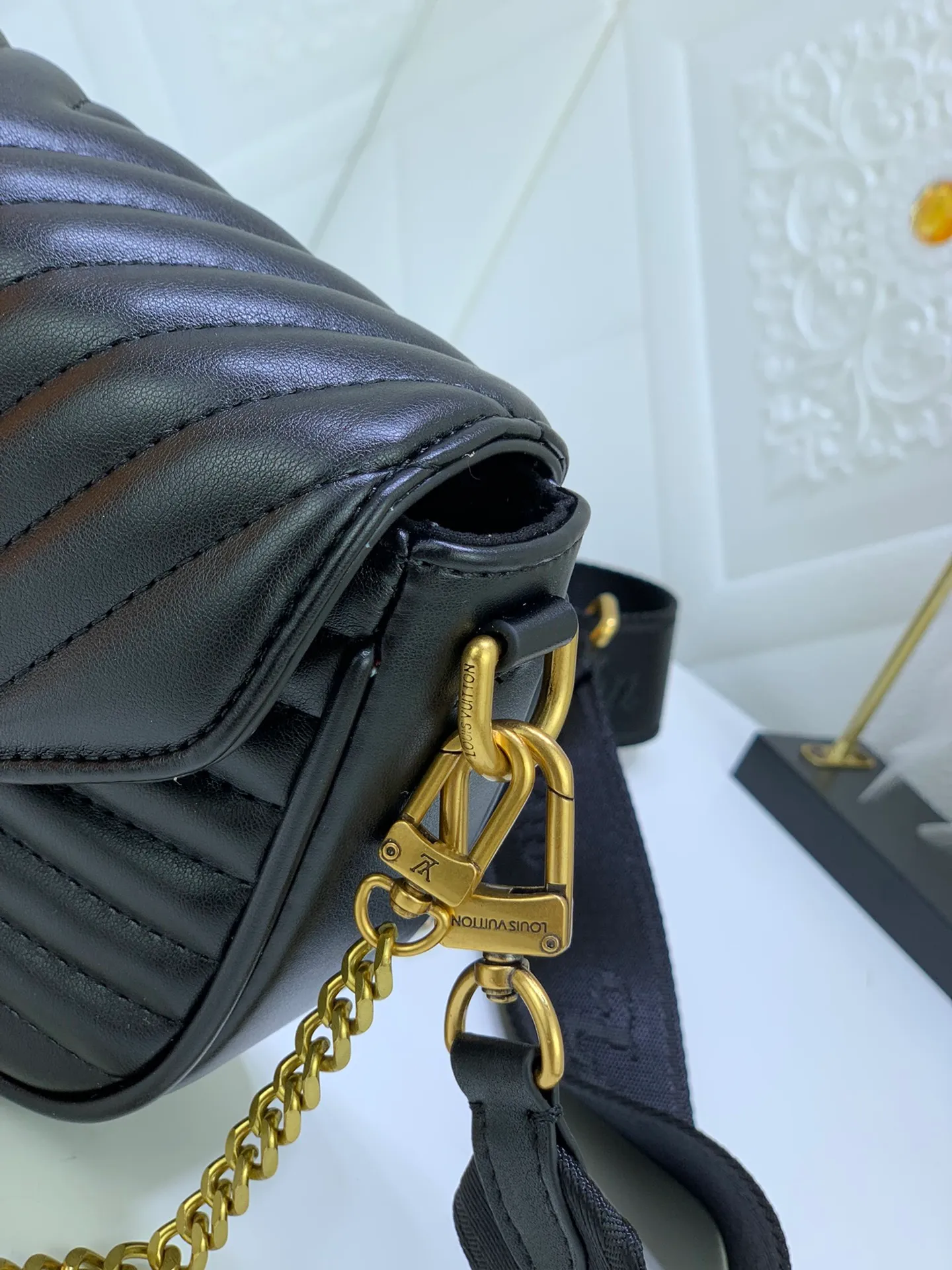All Categories Official Website "Brand Women's Bags" Women's Bags 💙 LV Upgraded Original Multi Pochette New Wave handbags are made of smooth and soft quilted calf leather, dynamic design, adjustable shoulder straps, distressed gold metal accessories, bronze gold chain inscriptions and striped jacquard shoulder straps, etc. Provide multiple carrying methods, the coin-shaped round bag on the shoulder strap can be