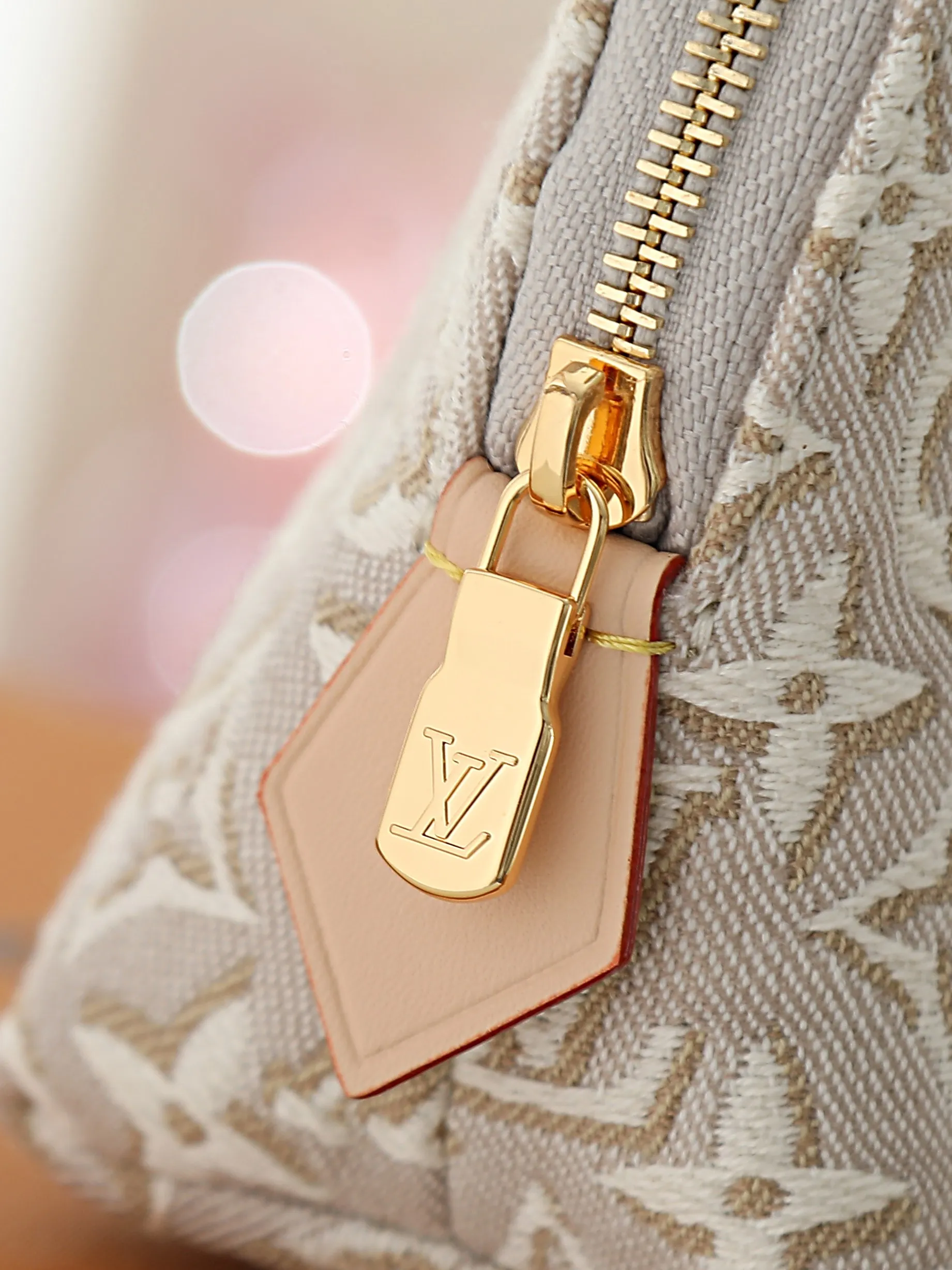 All Categories Official Website "Brand Women's Bags" Women's Bags 💙 LV 2026 New LV Cosmetic Bag