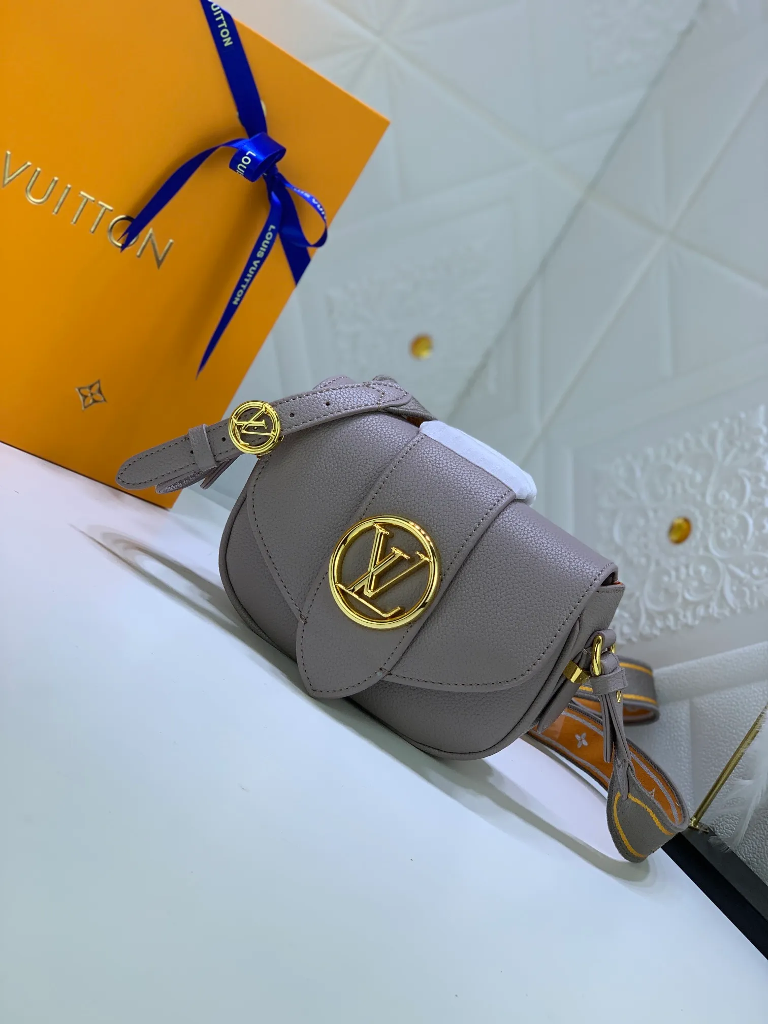 All Categories Official Website "Brand Women's Bags" Women's Bags 💙 LV Pont9 pebbled messenger bag. Handbags LV Pont 9 Soft handbag is made of grained calfskin and injects an elegant atmosphere with the LV Circle logo derived from the brand archives. Monogram flower cluster hidden under the flap, Monogram flower on the shoulder