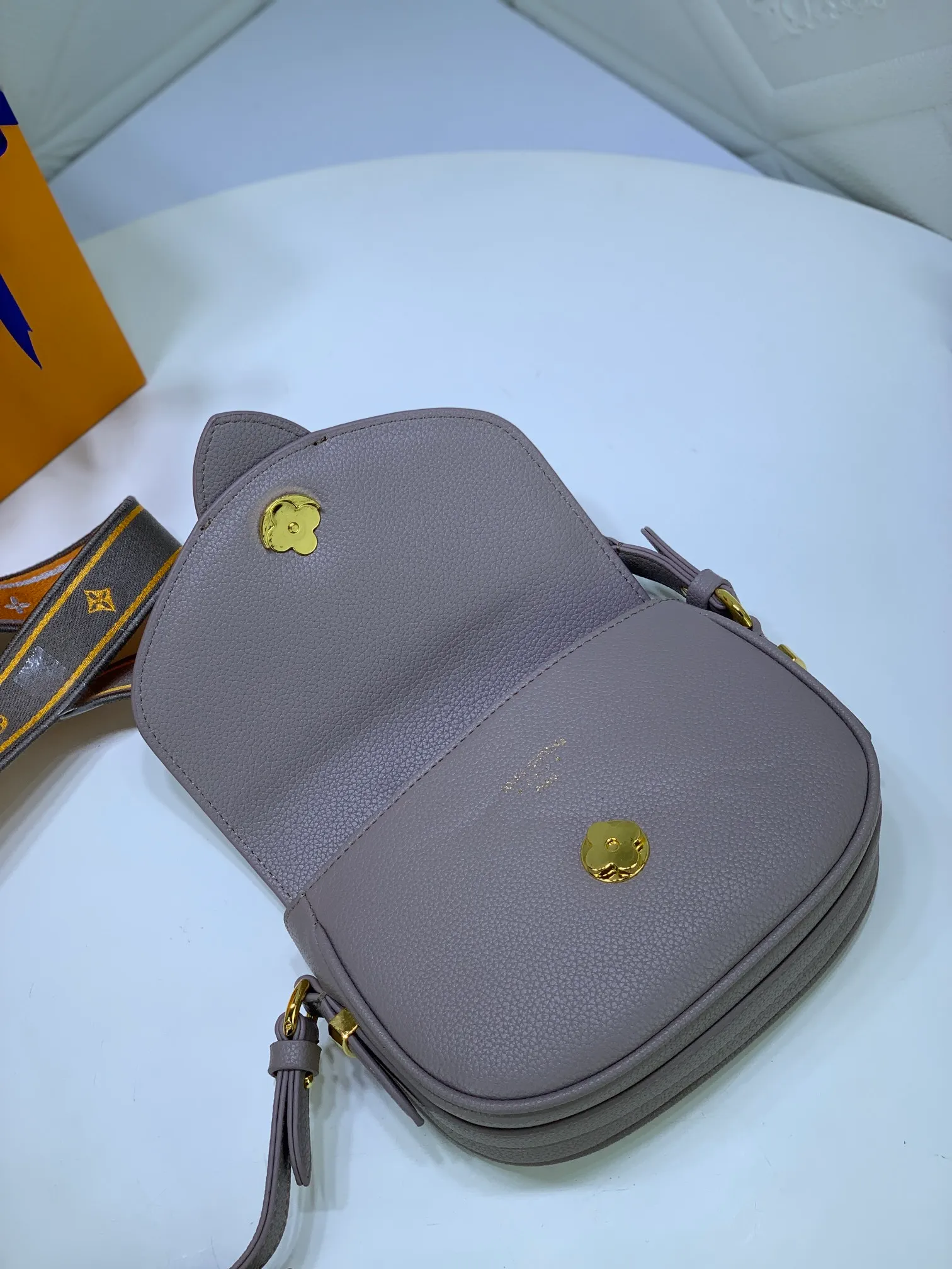 All Categories Official Website "Brand Women's Bags" Women's Bags 💙 LV Pont9 pebbled messenger bag. Handbags LV Pont 9 Soft handbag is made of grained calfskin and injects an elegant atmosphere with the LV Circle logo derived from the brand archives. Monogram flower cluster hidden under the flap, Monogram flower on the shoulder