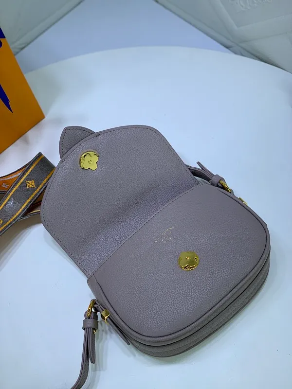 All Categories Official Website "Brand Women's Bags" Women's Bags 💙 LV Pont9 pebbled messenger bag. Handbags LV Pont 9 Soft handbag is made of grained calfskin and injects an elegant atmosphere with the LV Circle logo derived from the brand archives. Monogram flower cluster hidden under the flap, Monogram flower on the shoulder