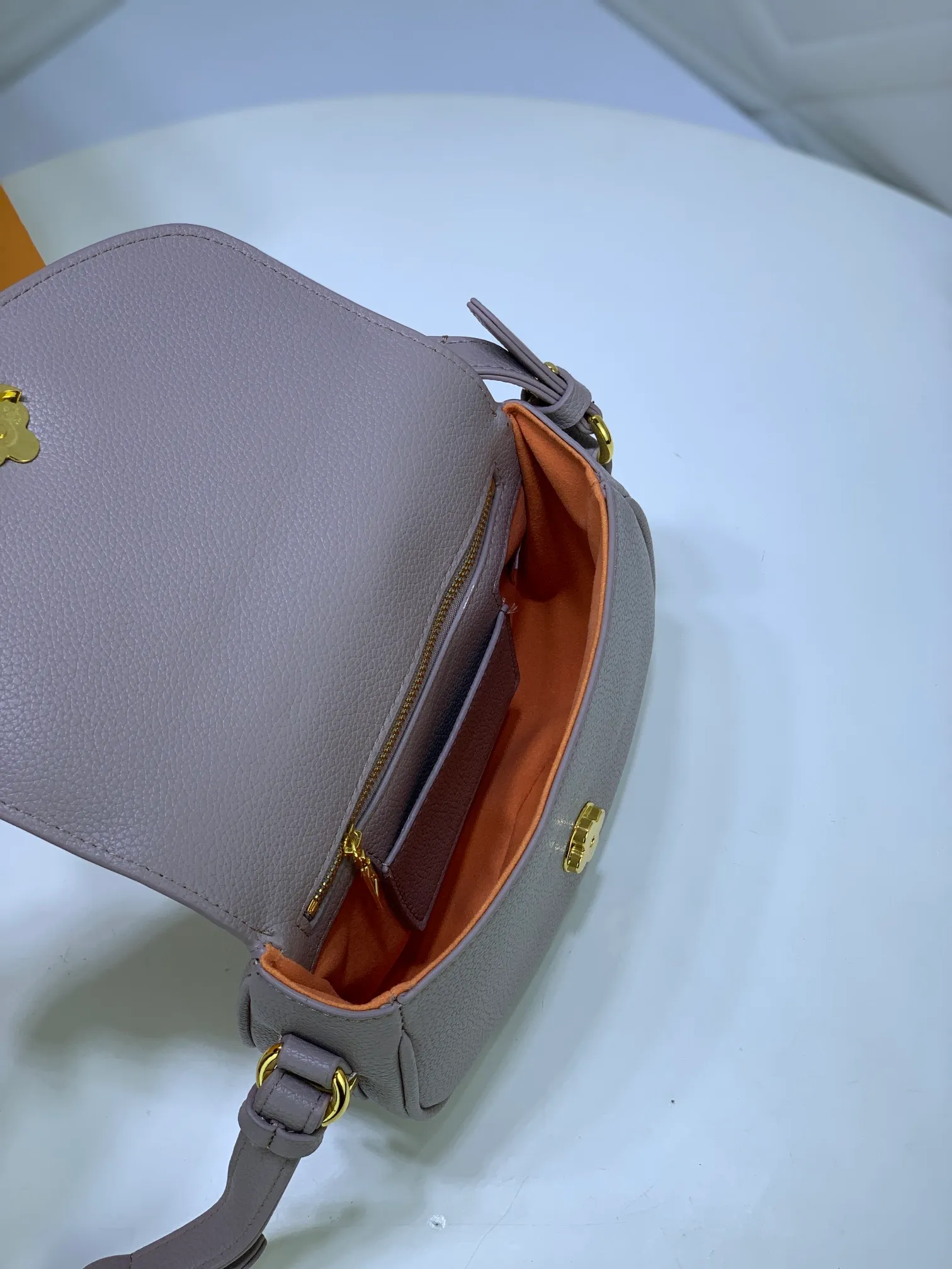 All Categories Official Website "Brand Women's Bags" Women's Bags 💙 LV Pont9 pebbled messenger bag. Handbags LV Pont 9 Soft handbag is made of grained calfskin and injects an elegant atmosphere with the LV Circle logo derived from the brand archives. Monogram flower cluster hidden under the flap, Monogram flower on the shoulder