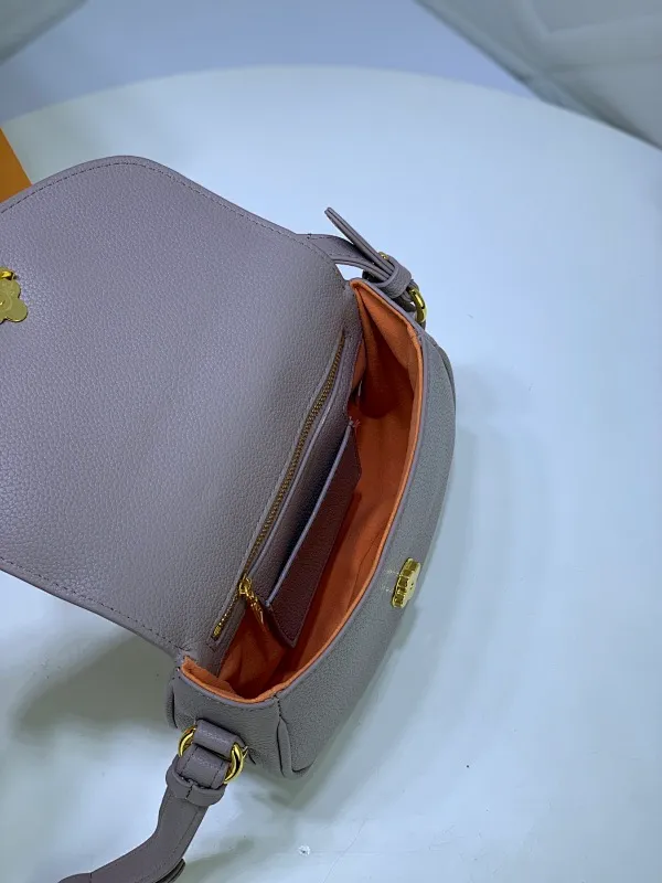 All Categories Official Website "Brand Women's Bags" Women's Bags 💙 LV Pont9 pebbled messenger bag. Handbags LV Pont 9 Soft handbag is made of grained calfskin and injects an elegant atmosphere with the LV Circle logo derived from the brand archives. Monogram flower cluster hidden under the flap, Monogram flower on the shoulder