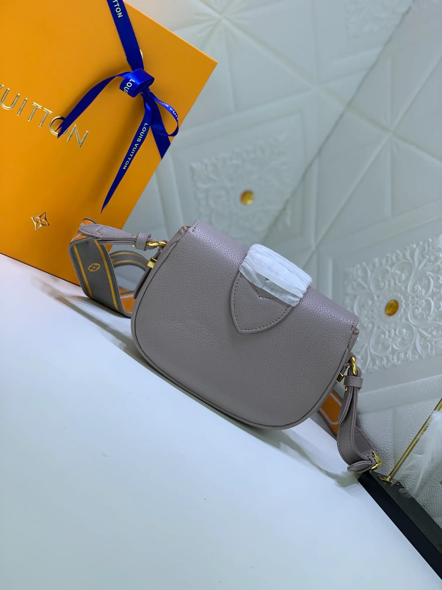 All Categories Official Website "Brand Women's Bags" Women's Bags 💙 LV Pont9 pebbled messenger bag. Handbags LV Pont 9 Soft handbag is made of grained calfskin and injects an elegant atmosphere with the LV Circle logo derived from the brand archives. Monogram flower cluster hidden under the flap, Monogram flower on the shoulder