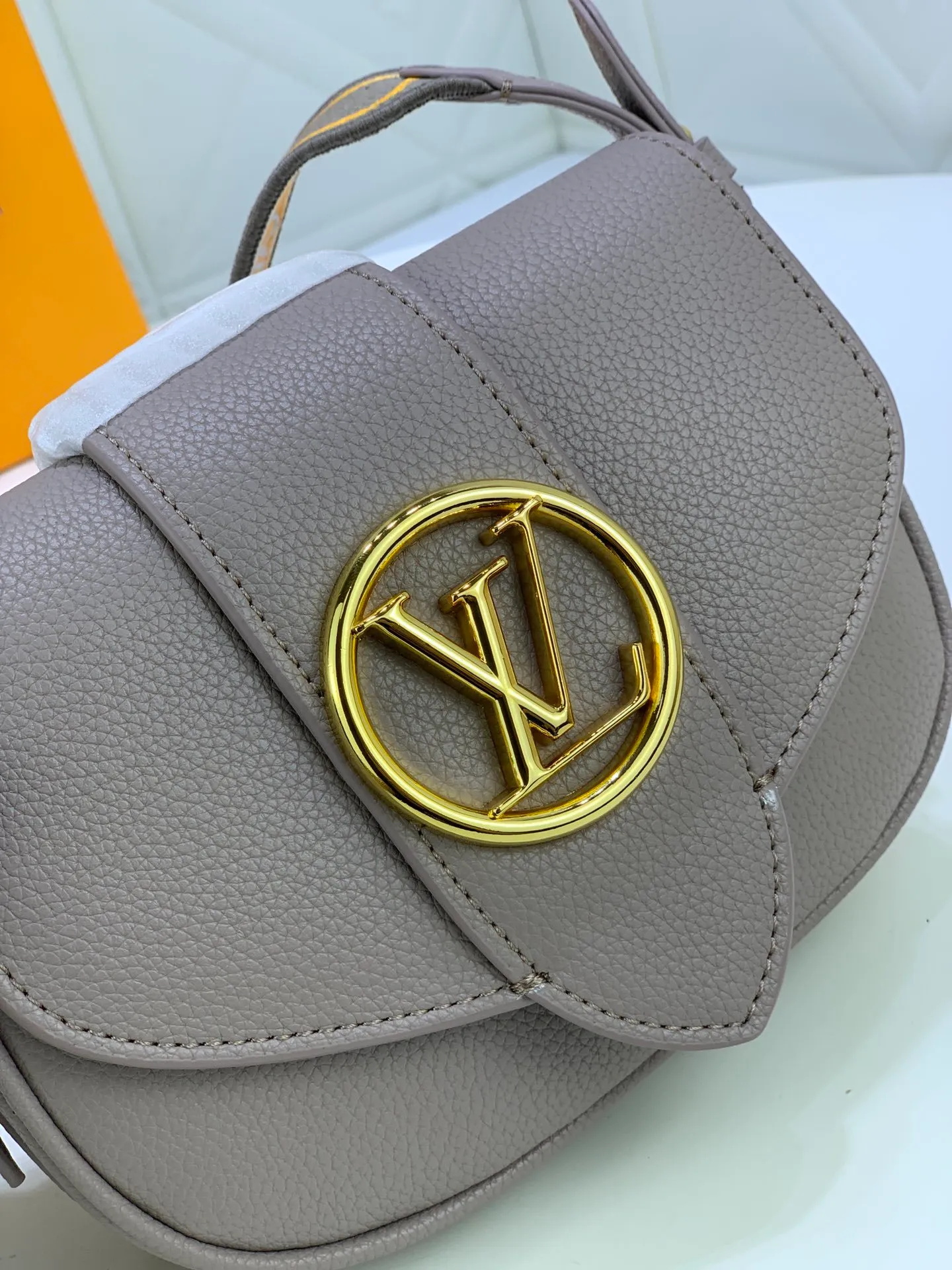 All Categories Official Website "Brand Women's Bags" Women's Bags 💙 LV Pont9 pebbled messenger bag. Handbags LV Pont 9 Soft handbag is made of grained calfskin and injects an elegant atmosphere with the LV Circle logo derived from the brand archives. Monogram flower cluster hidden under the flap, Monogram flower on the shoulder