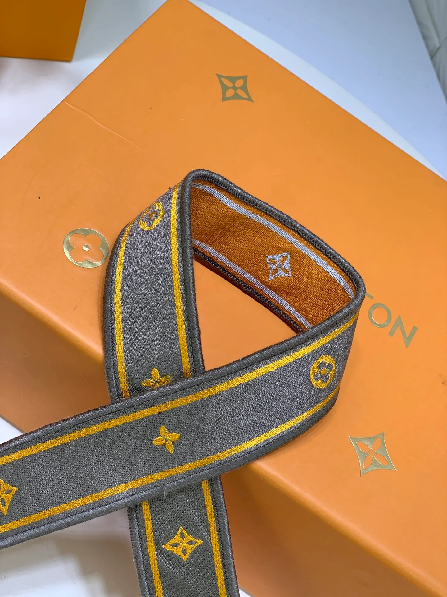 All Categories Official Website "Brand Women's Bags" Women's Bags 💙 LV Pont9 pebbled messenger bag. Handbags LV Pont 9 Soft handbag is made of grained calfskin and injects an elegant atmosphere with the LV Circle logo derived from the brand archives. Monogram flower cluster hidden under the flap, Monogram flower on the shoulder