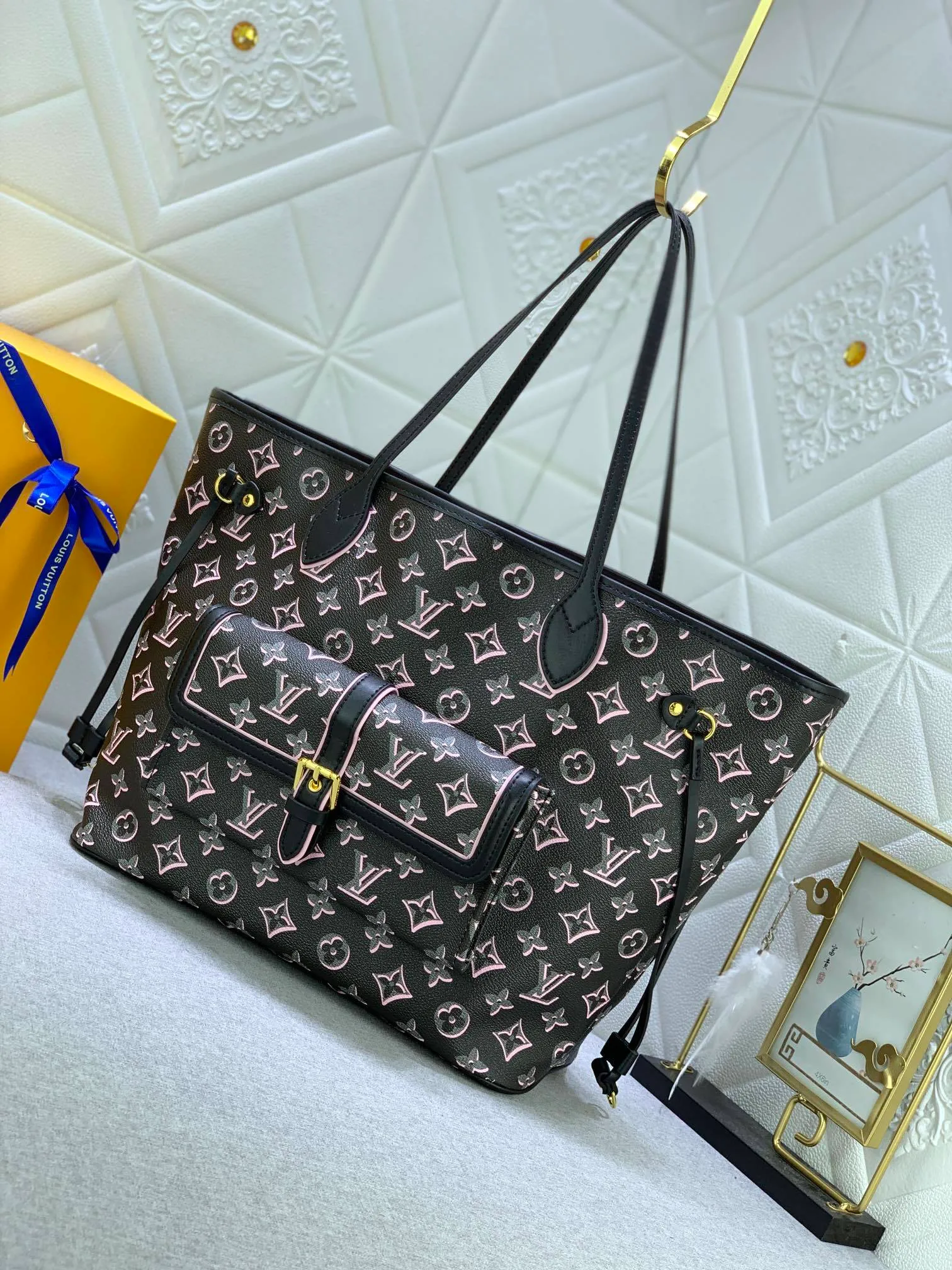 All Categories Official Website "Brand Women's Bags" Women's Bags 💙 LV upgraded original version [NEVERFULL Medium Handbag] (new silk screen shopping bag) The classic lines of the Never full MM handbag are made of colorful Monogram canvas and external front pockets, giving it a retro feel. Gold hardware - including pocket buckles - and leather
