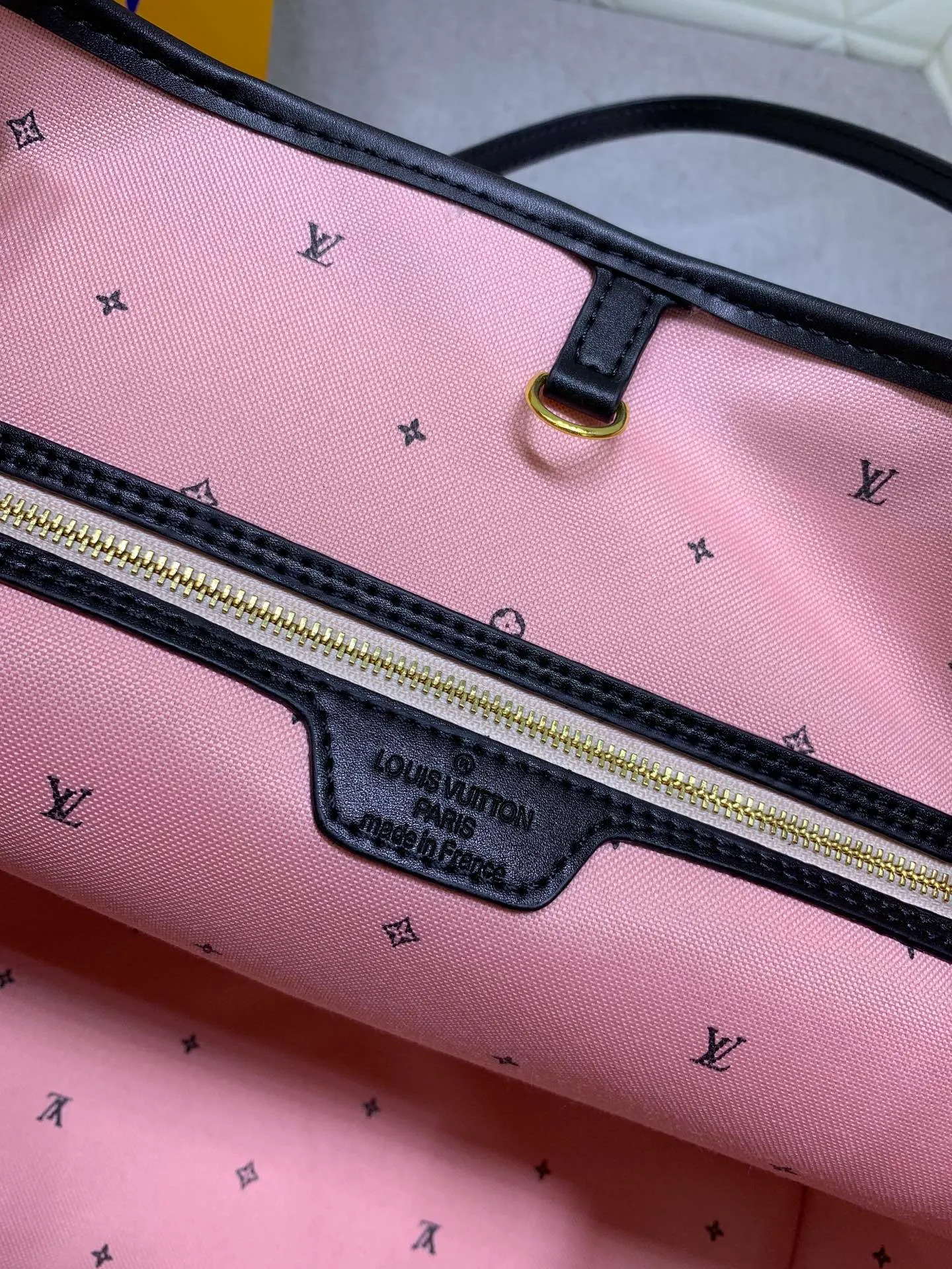 All Categories Official Website "Brand Women's Bags" Women's Bags 💙 LV upgraded original version [NEVERFULL Medium Handbag] (new silk screen shopping bag) The classic lines of the Never full MM handbag are made of colorful Monogram canvas and external front pockets, giving it a retro feel. Gold hardware - including pocket buckles - and leather