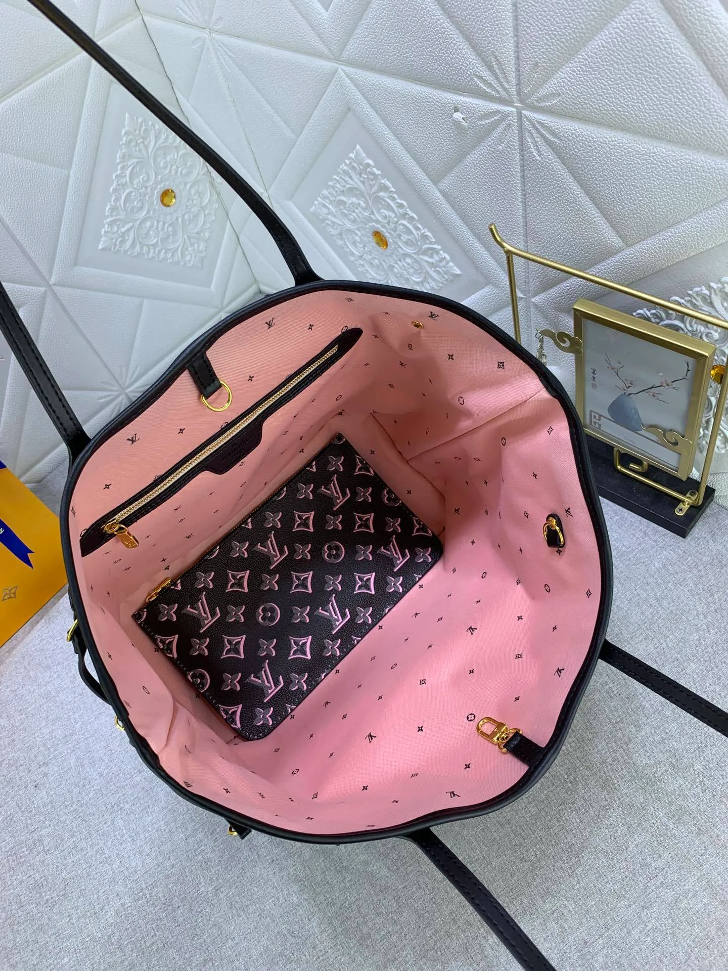 All Categories Official Website "Brand Women's Bags" Women's Bags 💙 LV upgraded original version [NEVERFULL Medium Handbag] (new silk screen shopping bag) The classic lines of the Never full MM handbag are made of colorful Monogram canvas and external front pockets, giving it a retro feel. Gold hardware - including pocket buckles - and leather